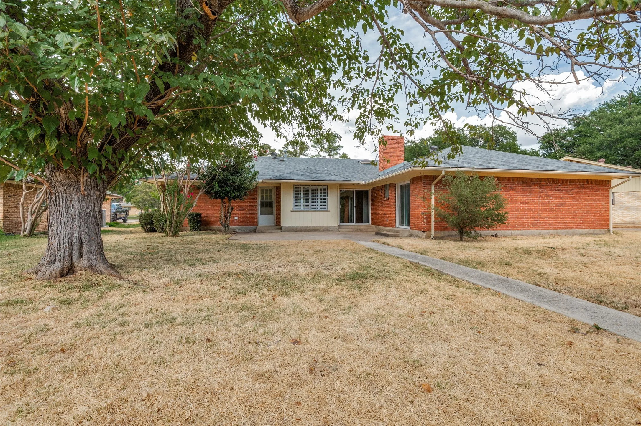 Single Family Residence For Sale in Tarrant County , 1713 Briardale Court, Arlington, Texas 76013, 3 Bedroom, 2 Bathroom, 2 Garage spaces, 1,946 Sqft, built in 1968, mls#21387096, Real Estate Agent in Arlington, Homes For Sale in Tarrant county, Homes For Sale in Arlington, Realtor in Arlington Texas, Real Estate Brokerage Independent Realty Texas, Luminita Cordes Realtor