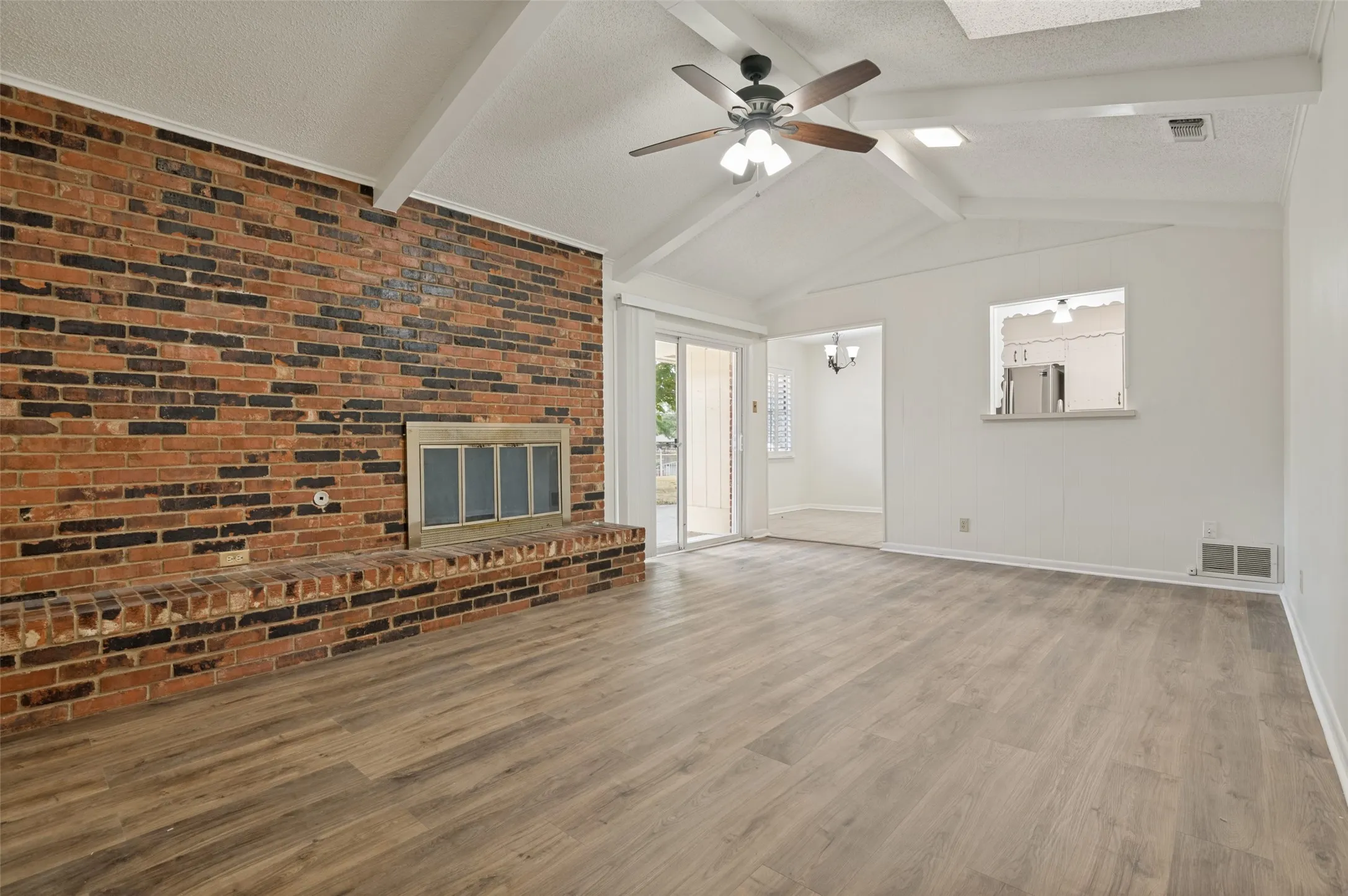 Single Family Residence For Sale in Tarrant County , 1713 Briardale Court, Arlington, Texas 76013, 3 Bedroom, 2 Bathroom, 2 Garage spaces, 1,946 Sqft, built in 1968, mls#21387096, Real Estate Agent in Arlington, Homes For Sale in Tarrant county, Homes For Sale in Arlington, Realtor in Arlington Texas, Real Estate Brokerage Independent Realty Texas, Luminita Cordes Realtor