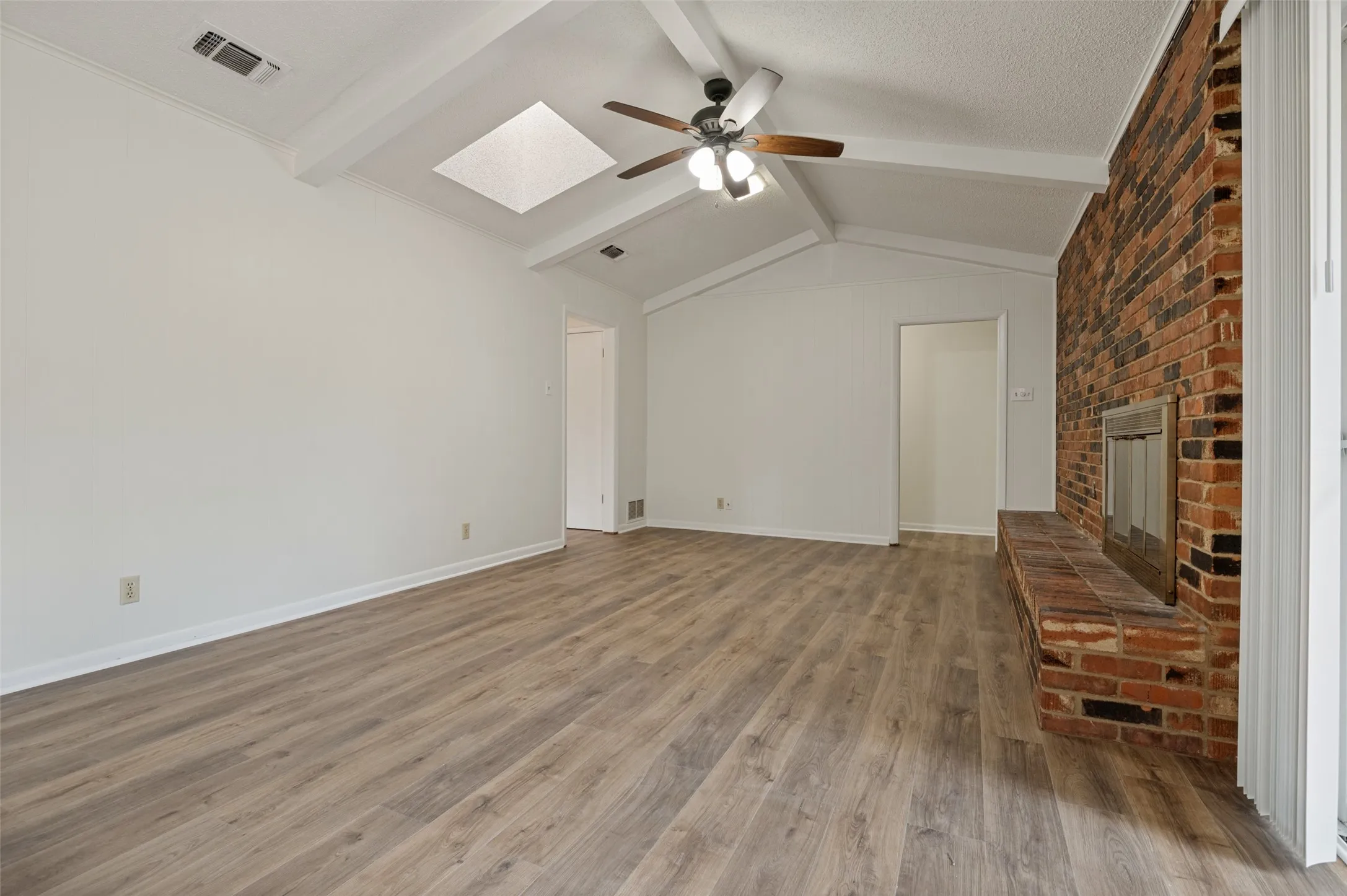 Single Family Residence For Sale in Tarrant County , 1713 Briardale Court, Arlington, Texas 76013, 3 Bedroom, 2 Bathroom, 2 Garage spaces, 1,946 Sqft, built in 1968, mls#21387096, Real Estate Agent in Arlington, Homes For Sale in Tarrant county, Homes For Sale in Arlington, Realtor in Arlington Texas, Real Estate Brokerage Independent Realty Texas, Luminita Cordes Realtor
