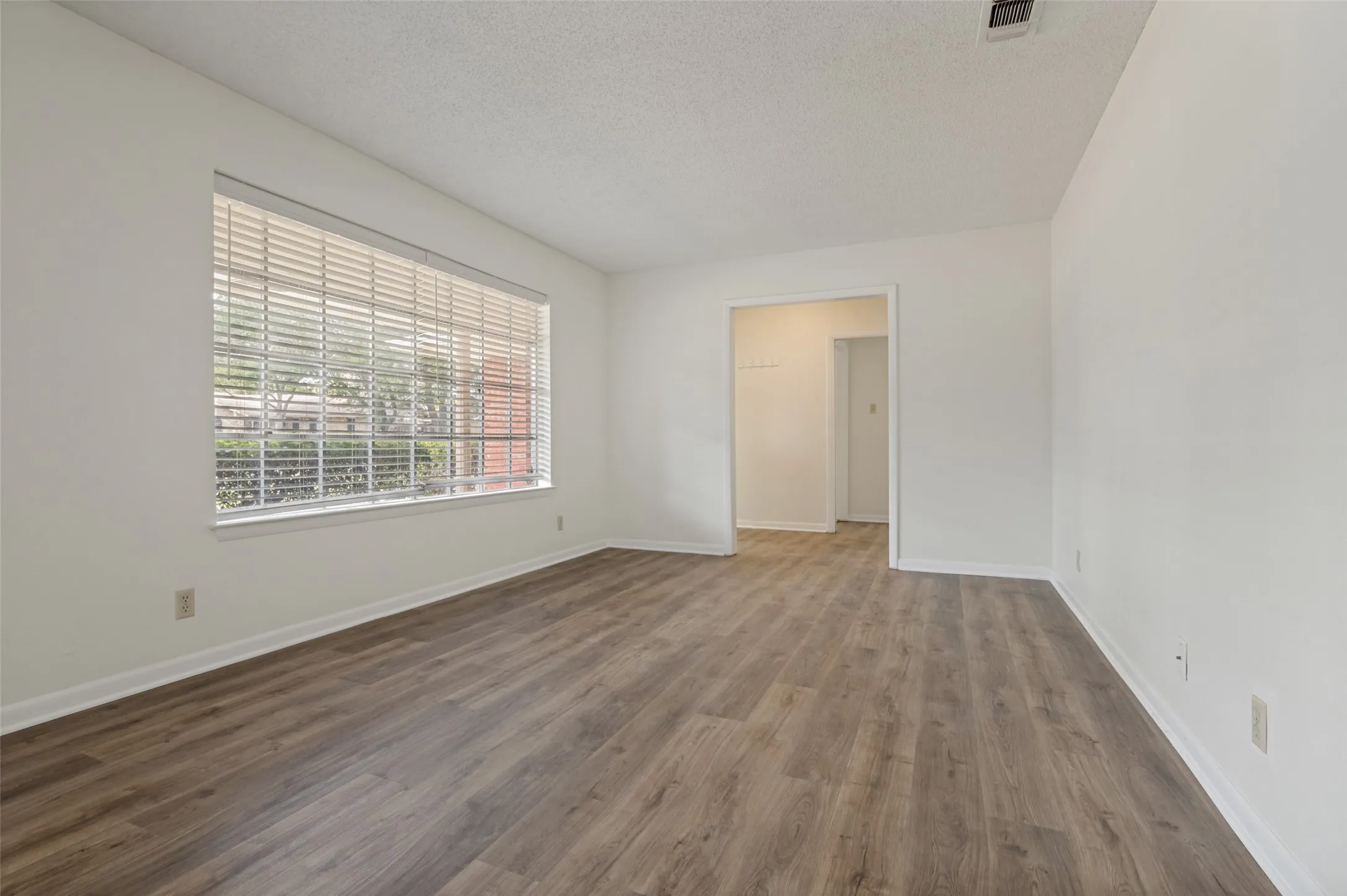 Single Family Residence For Sale in Tarrant County , 1713 Briardale Court, Arlington, Texas 76013, 3 Bedroom, 2 Bathroom, 2 Garage spaces, 1,946 Sqft, built in 1968, mls#21387096, Real Estate Agent in Arlington, Homes For Sale in Tarrant county, Homes For Sale in Arlington, Realtor in Arlington Texas, Real Estate Brokerage Independent Realty Texas, Luminita Cordes Realtor