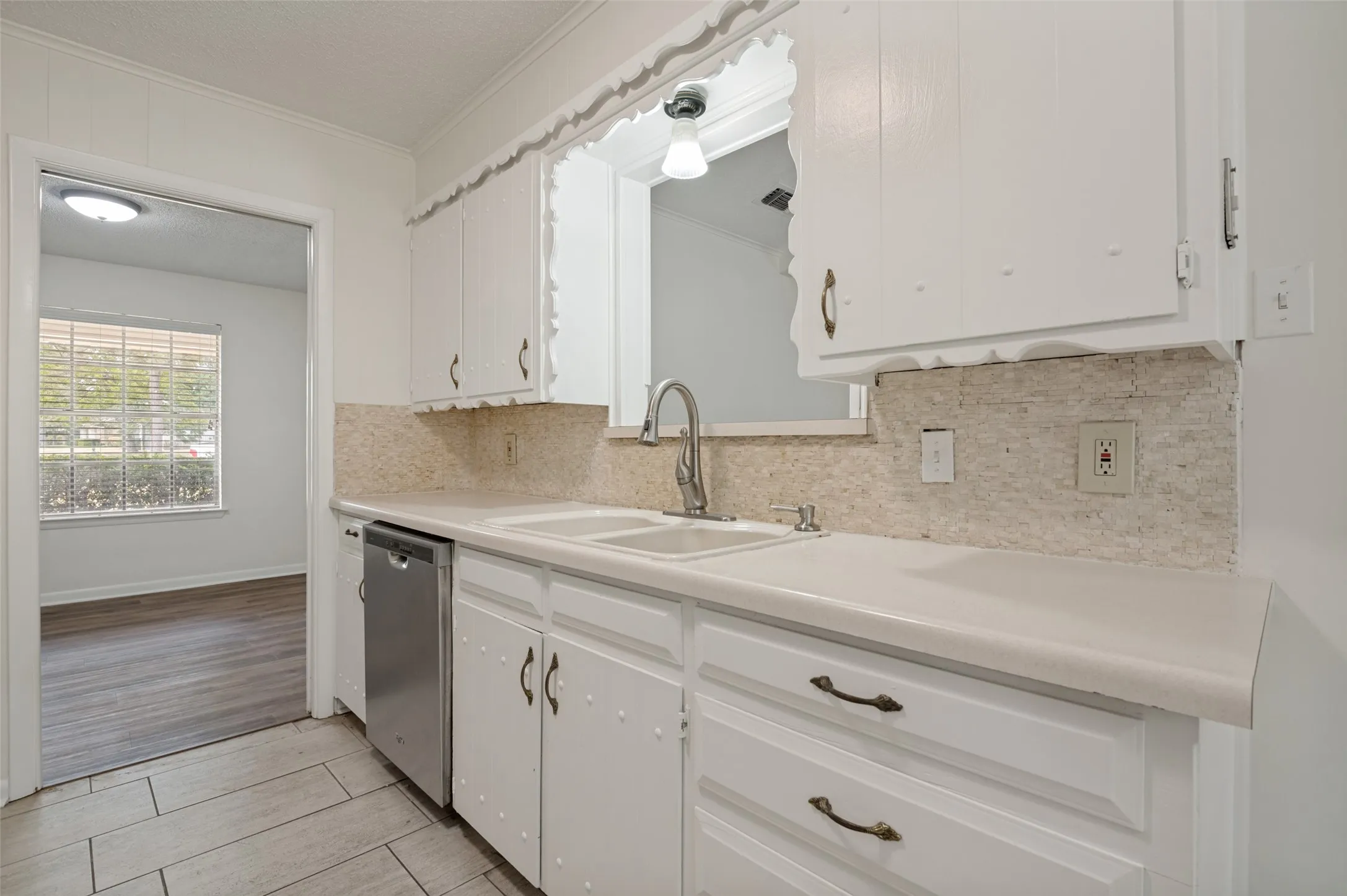 Single Family Residence For Sale in Tarrant County , 1713 Briardale Court, Arlington, Texas 76013, 3 Bedroom, 2 Bathroom, 2 Garage spaces, 1,946 Sqft, built in 1968, mls#21387096, Real Estate Agent in Arlington, Homes For Sale in Tarrant county, Homes For Sale in Arlington, Realtor in Arlington Texas, Real Estate Brokerage Independent Realty Texas, Luminita Cordes Realtor