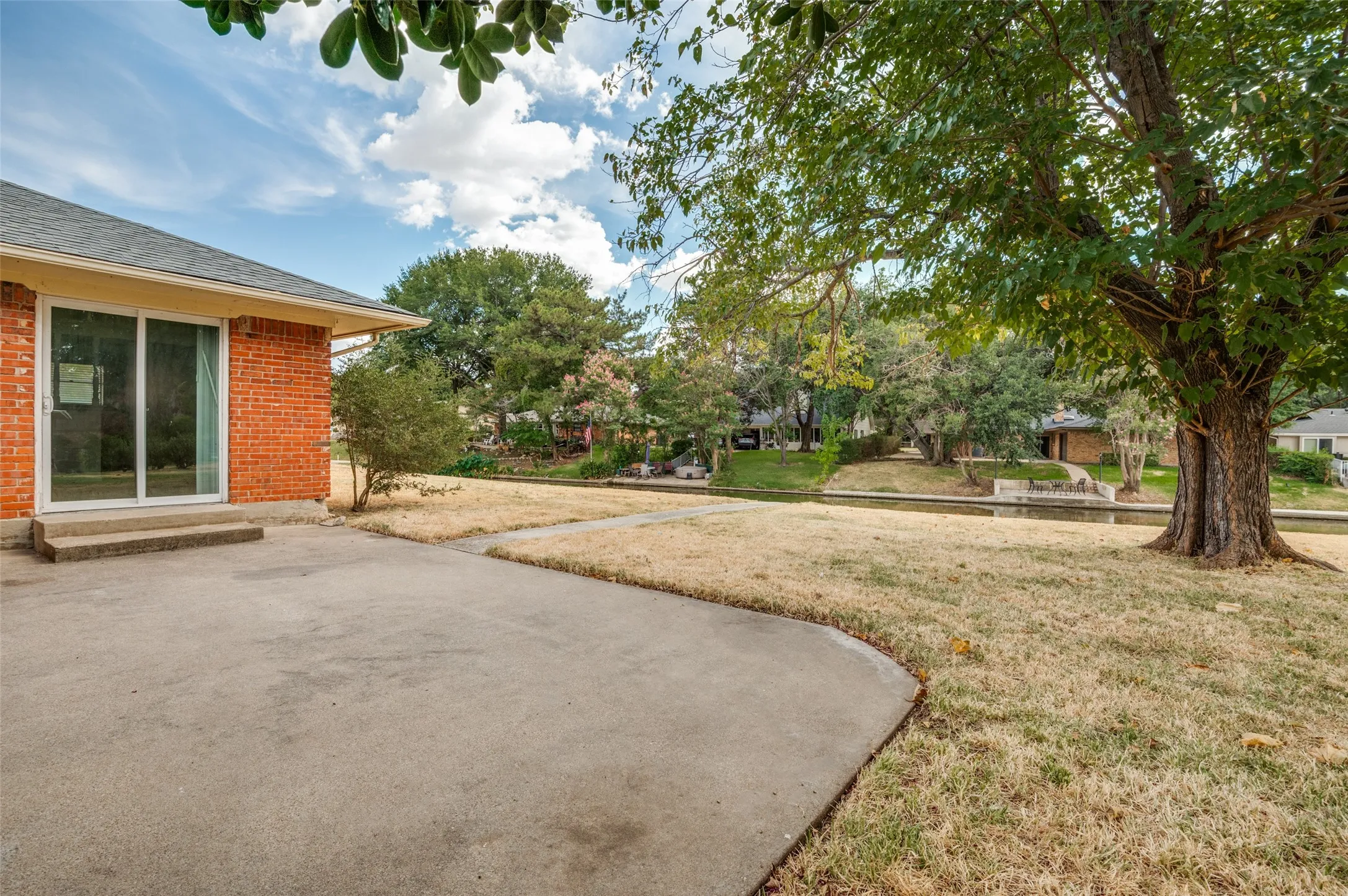 Single Family Residence For Sale in Tarrant County , 1713 Briardale Court, Arlington, Texas 76013, 3 Bedroom, 2 Bathroom, 2 Garage spaces, 1,946 Sqft, built in 1968, mls#21387096, Real Estate Agent in Arlington, Homes For Sale in Tarrant county, Homes For Sale in Arlington, Realtor in Arlington Texas, Real Estate Brokerage Independent Realty Texas, Luminita Cordes Realtor