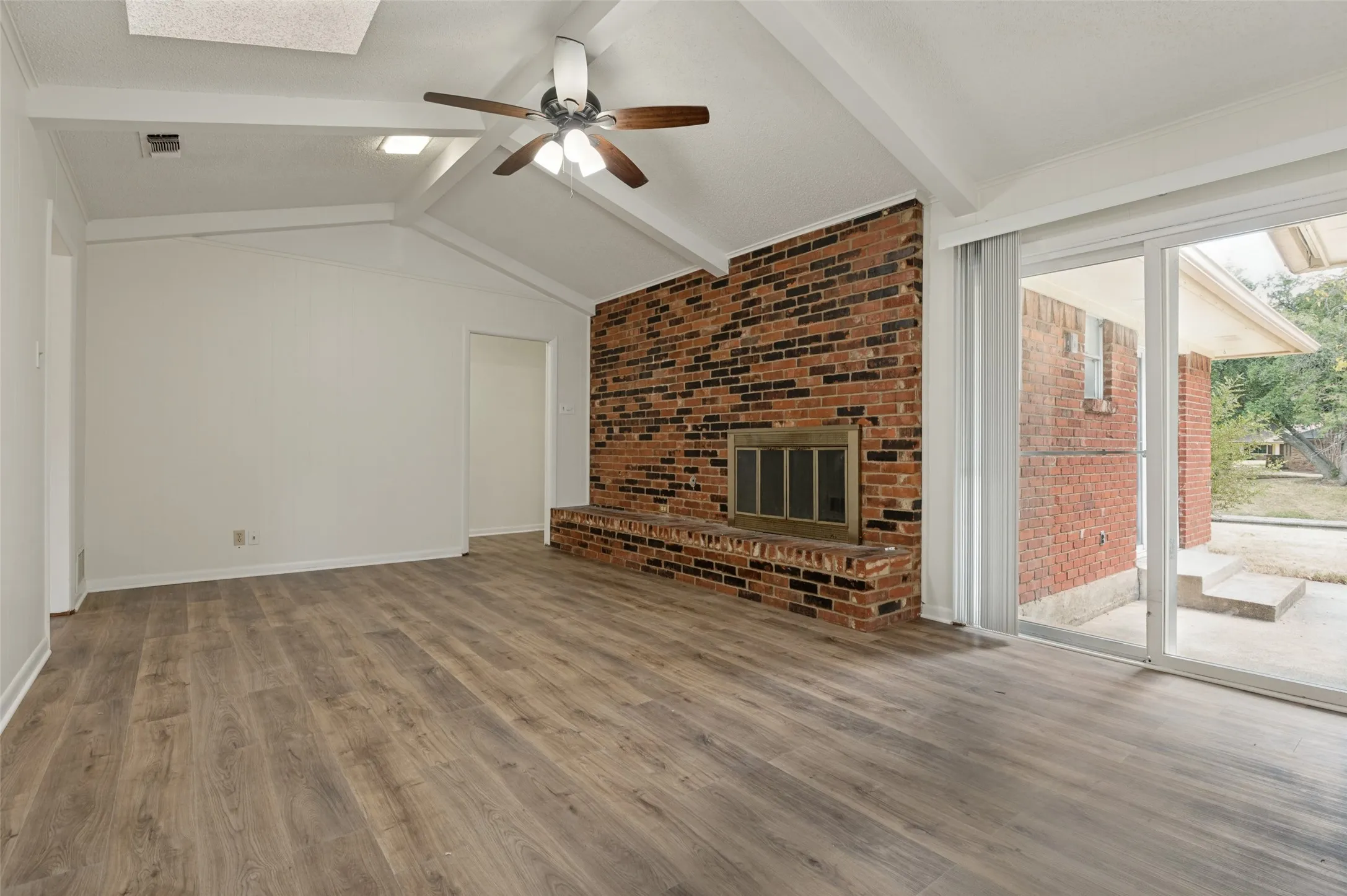 Single Family Residence For Sale in Tarrant County , 1713 Briardale Court, Arlington, Texas 76013, 3 Bedroom, 2 Bathroom, 2 Garage spaces, 1,946 Sqft, built in 1968, mls#21387096, Real Estate Agent in Arlington, Homes For Sale in Tarrant county, Homes For Sale in Arlington, Realtor in Arlington Texas, Real Estate Brokerage Independent Realty Texas, Luminita Cordes Realtor