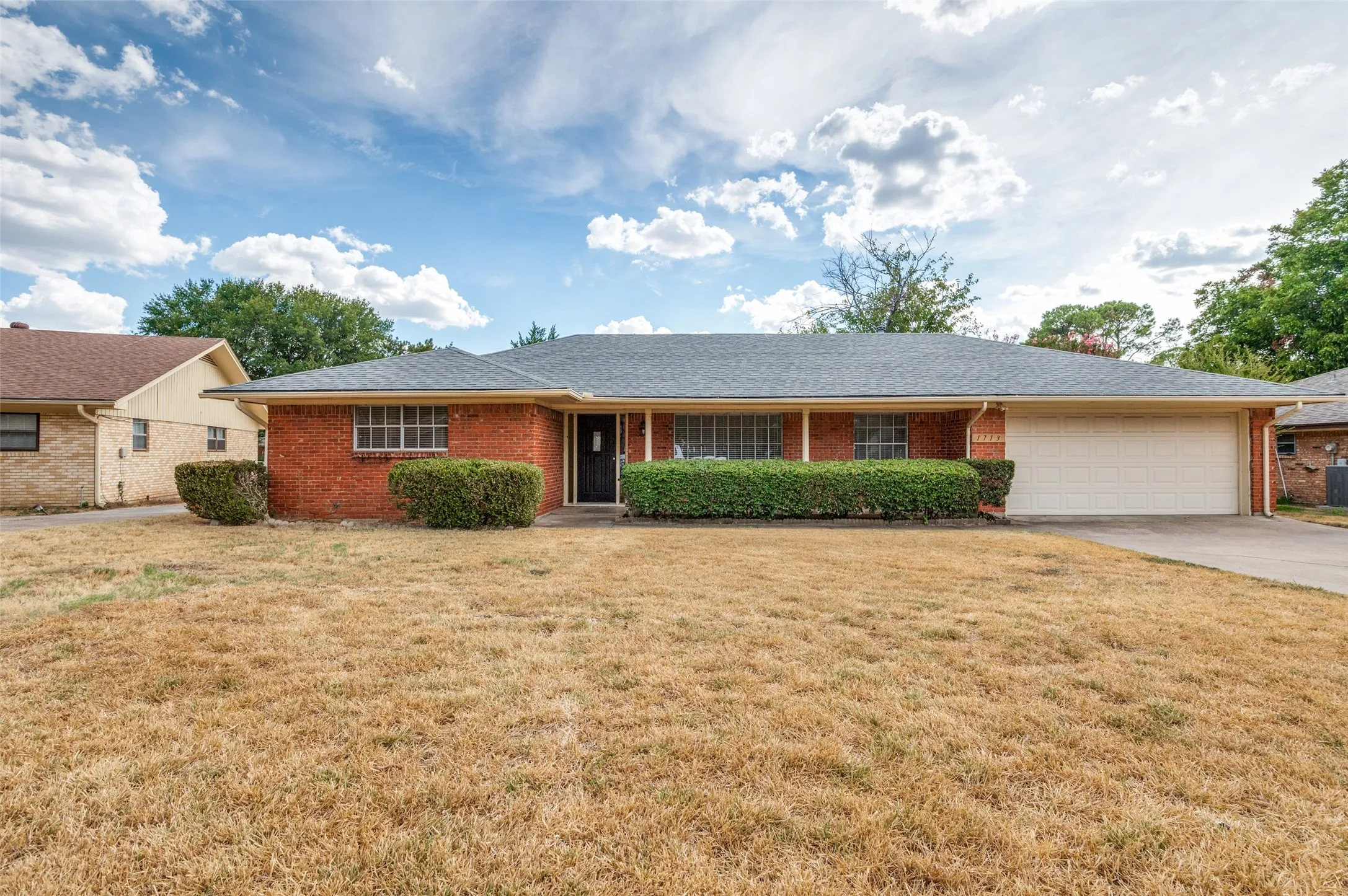 Single Family Residence For Sale in Tarrant County , 1713 Briardale Court, Arlington, Texas 76013, 3 Bedroom, 2 Bathroom, 2 Garage spaces, 1,946 Sqft, built in 1968, mls#21387096, Real Estate Agent in Arlington, Homes For Sale in Tarrant county, Homes For Sale in Arlington, Realtor in Arlington Texas, Real Estate Brokerage Independent Realty Texas, Luminita Cordes Realtor