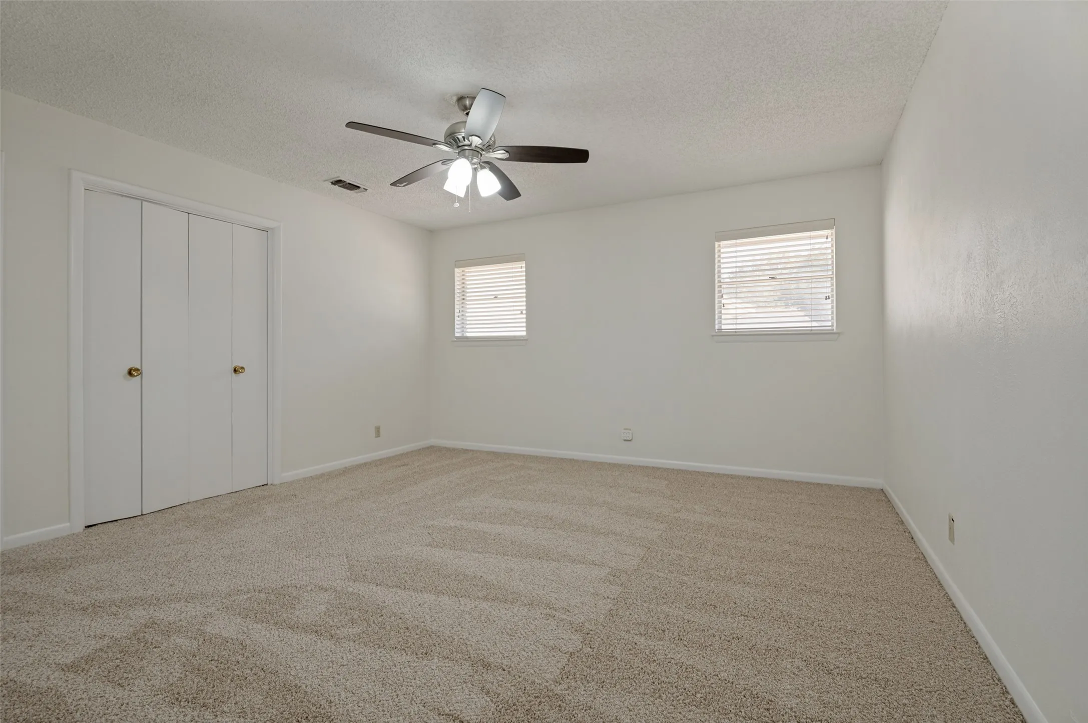 Single Family Residence For Sale in Tarrant County , 1713 Briardale Court, Arlington, Texas 76013, 3 Bedroom, 2 Bathroom, 2 Garage spaces, 1,946 Sqft, built in 1968, mls#21387096, Real Estate Agent in Arlington, Homes For Sale in Tarrant county, Homes For Sale in Arlington, Realtor in Arlington Texas, Real Estate Brokerage Independent Realty Texas, Luminita Cordes Realtor
