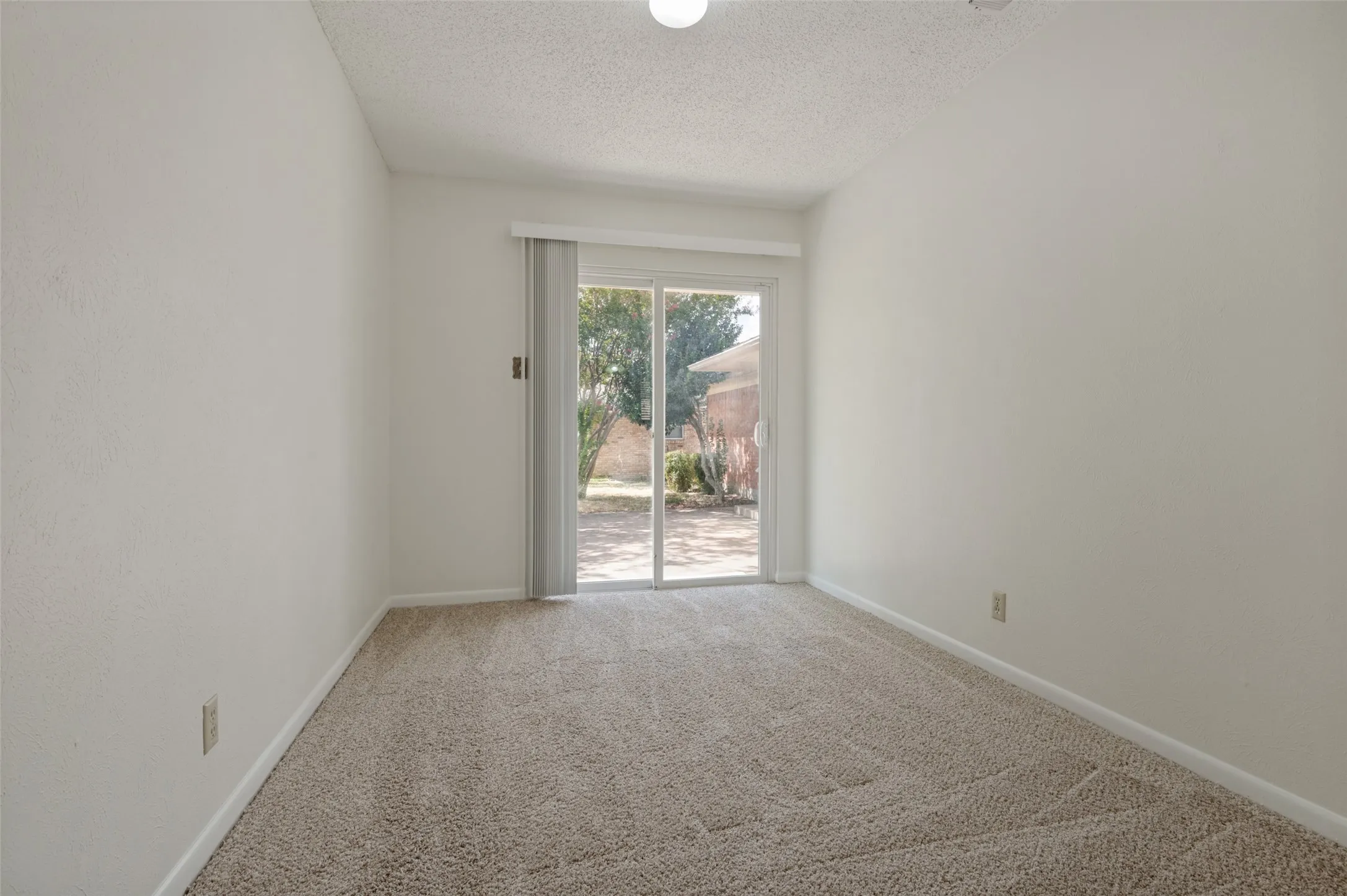 Single Family Residence For Sale in Tarrant County , 1713 Briardale Court, Arlington, Texas 76013, 3 Bedroom, 2 Bathroom, 2 Garage spaces, 1,946 Sqft, built in 1968, mls#21387096, Real Estate Agent in Arlington, Homes For Sale in Tarrant county, Homes For Sale in Arlington, Realtor in Arlington Texas, Real Estate Brokerage Independent Realty Texas, Luminita Cordes Realtor