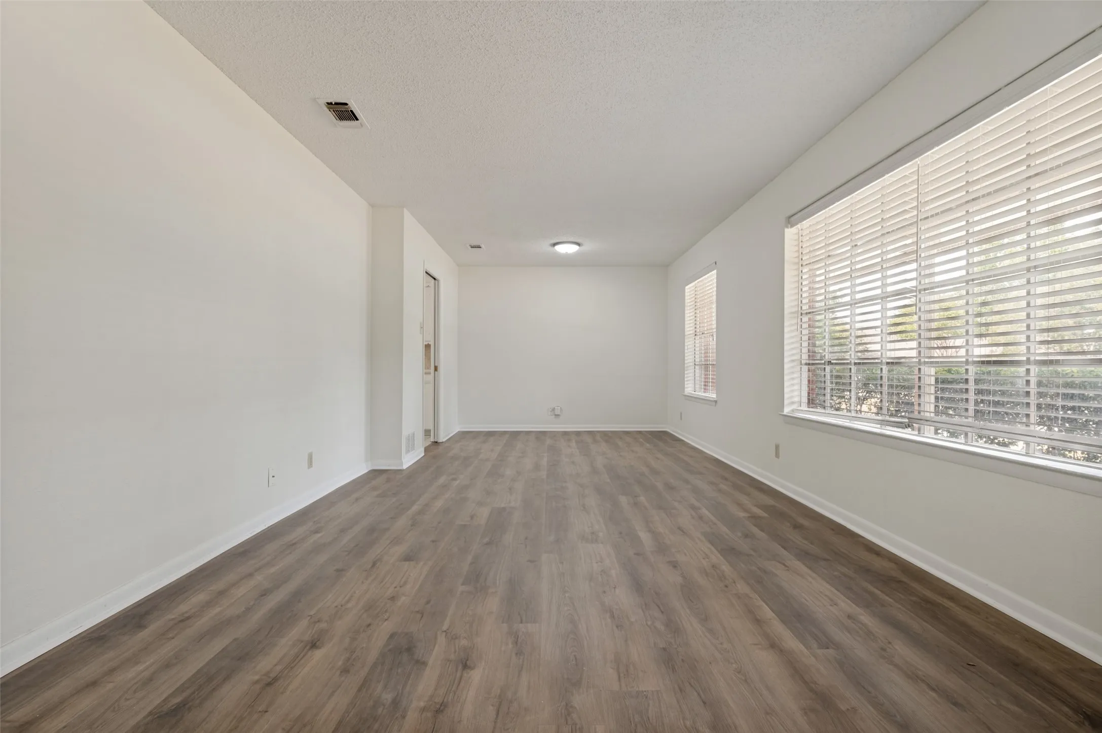 Single Family Residence For Sale in Tarrant County , 1713 Briardale Court, Arlington, Texas 76013, 3 Bedroom, 2 Bathroom, 2 Garage spaces, 1,946 Sqft, built in 1968, mls#21387096, Real Estate Agent in Arlington, Homes For Sale in Tarrant county, Homes For Sale in Arlington, Realtor in Arlington Texas, Real Estate Brokerage Independent Realty Texas, Luminita Cordes Realtor