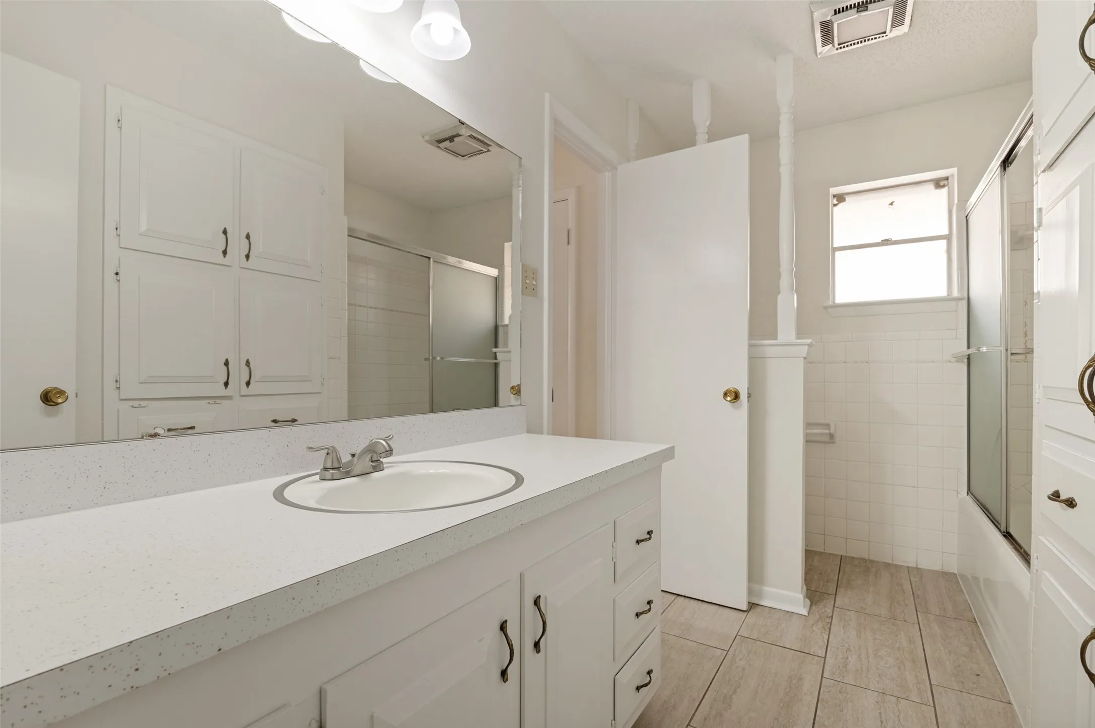 Single Family Residence For Sale in Tarrant County , 1713 Briardale Court, Arlington, Texas 76013, 3 Bedroom, 2 Bathroom, 2 Garage spaces, 1,946 Sqft, built in 1968, mls#21387096, Real Estate Agent in Arlington, Homes For Sale in Tarrant county, Homes For Sale in Arlington, Realtor in Arlington Texas, Real Estate Brokerage Independent Realty Texas, Luminita Cordes Realtor