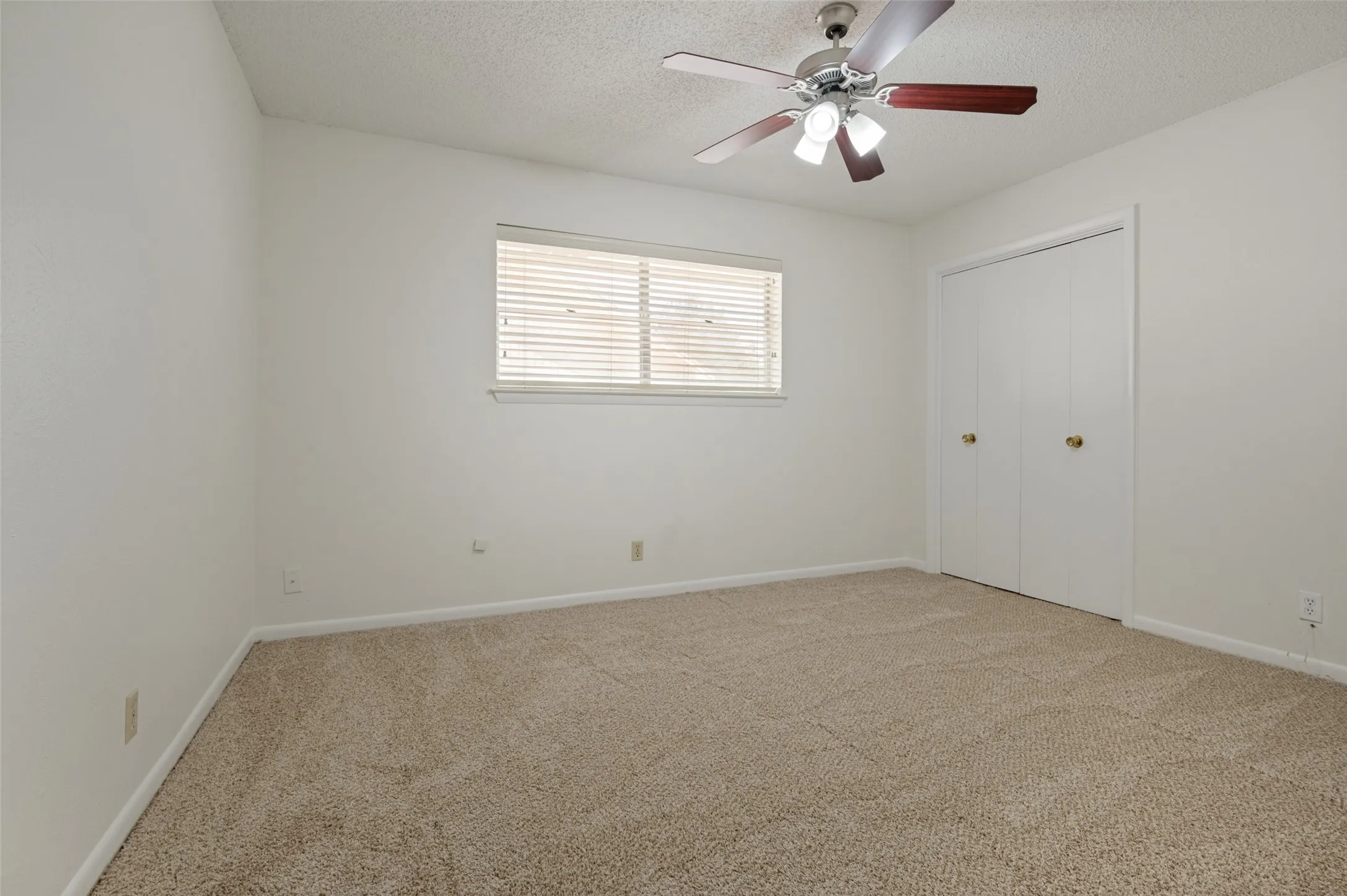 Single Family Residence For Sale in Tarrant County , 1713 Briardale Court, Arlington, Texas 76013, 3 Bedroom, 2 Bathroom, 2 Garage spaces, 1,946 Sqft, built in 1968, mls#21387096, Real Estate Agent in Arlington, Homes For Sale in Tarrant county, Homes For Sale in Arlington, Realtor in Arlington Texas, Real Estate Brokerage Independent Realty Texas, Luminita Cordes Realtor