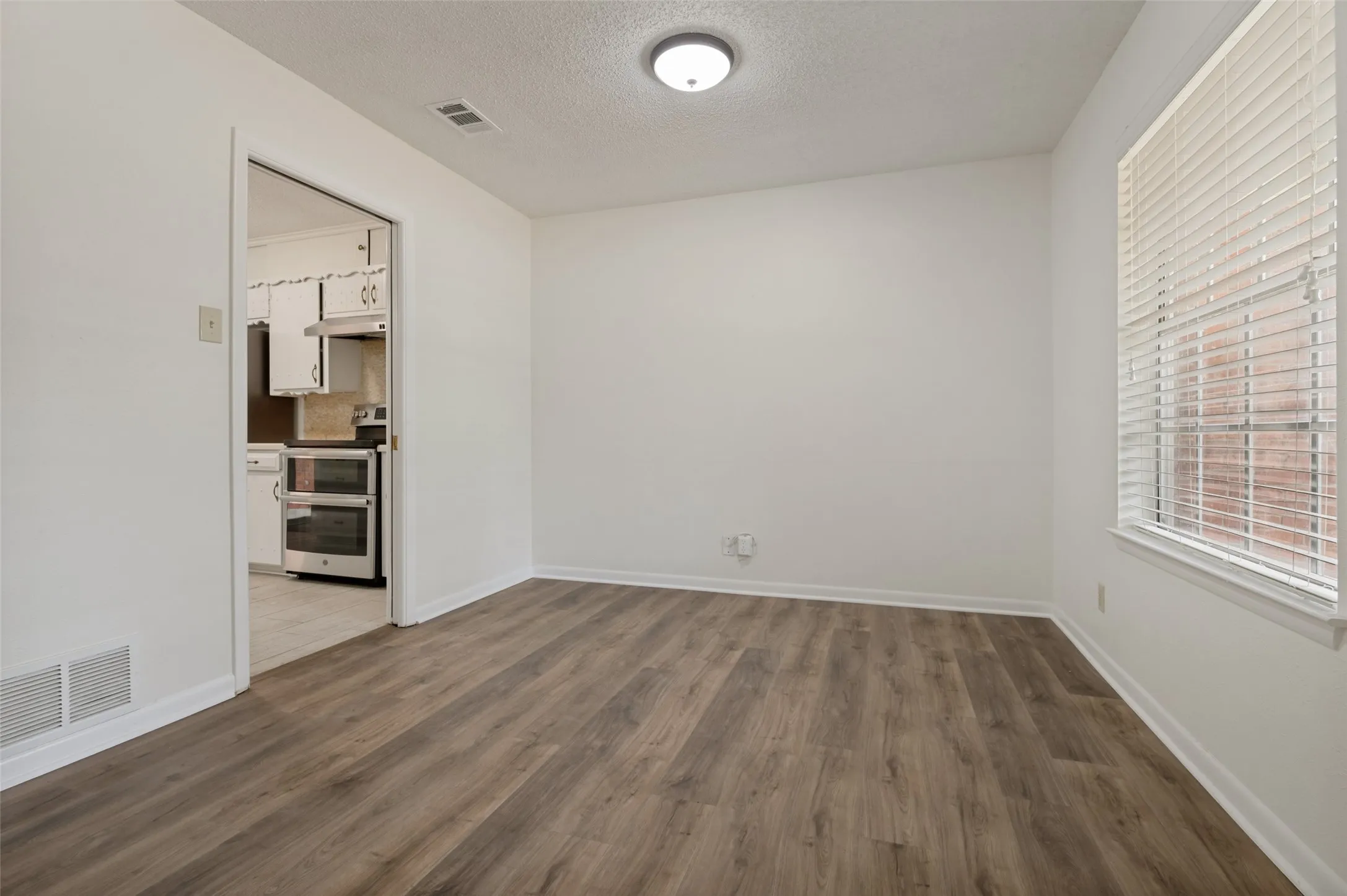 Single Family Residence For Sale in Tarrant County , 1713 Briardale Court, Arlington, Texas 76013, 3 Bedroom, 2 Bathroom, 2 Garage spaces, 1,946 Sqft, built in 1968, mls#21387096, Real Estate Agent in Arlington, Homes For Sale in Tarrant county, Homes For Sale in Arlington, Realtor in Arlington Texas, Real Estate Brokerage Independent Realty Texas, Luminita Cordes Realtor
