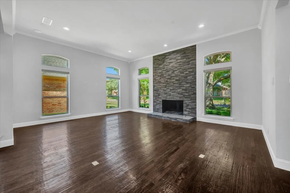 Spacious living room