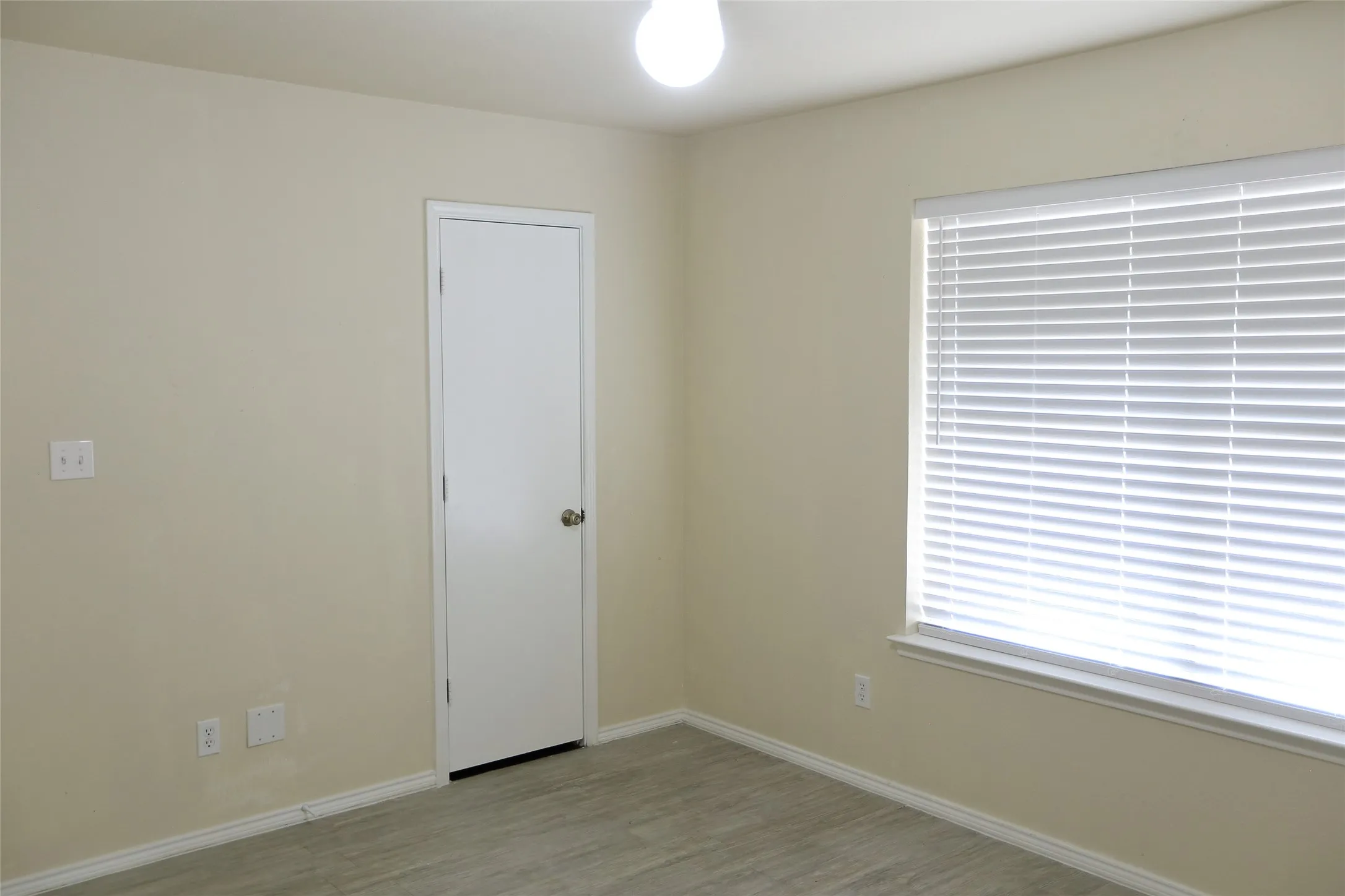 Single Family Residence For Sale in Denton County , 1212 Paco, Denton, Texas 76209, 3 Bedroom, 2 Bathroom, 1 Garage spaces, 1,169 Sqft, built in 2000, mls#21387106, Real Estate Agent in Denton, Homes For Sale in Denton county, Homes For Sale in Denton, Realtor in Denton Texas, Real Estate Brokerage Independent Realty Texas, Luminita Cordes Realtor