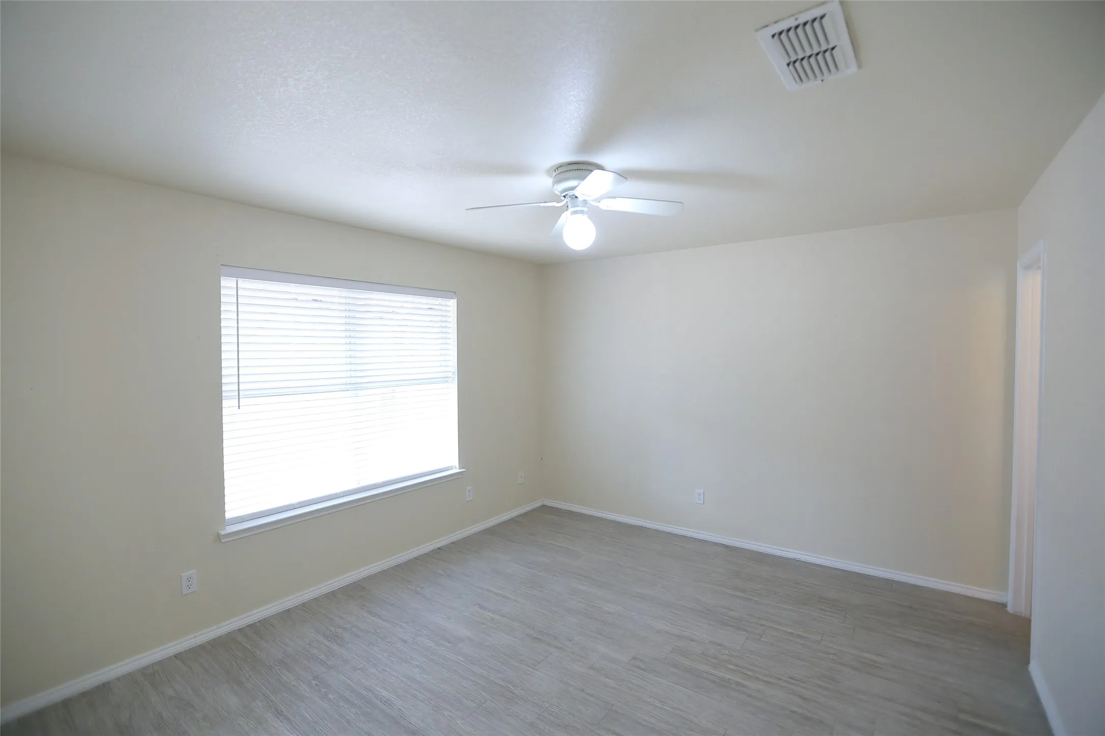 Single Family Residence For Sale in Denton County , 1212 Paco, Denton, Texas 76209, 3 Bedroom, 2 Bathroom, 1 Garage spaces, 1,169 Sqft, built in 2000, mls#21387106, Real Estate Agent in Denton, Homes For Sale in Denton county, Homes For Sale in Denton, Realtor in Denton Texas, Real Estate Brokerage Independent Realty Texas, Luminita Cordes Realtor