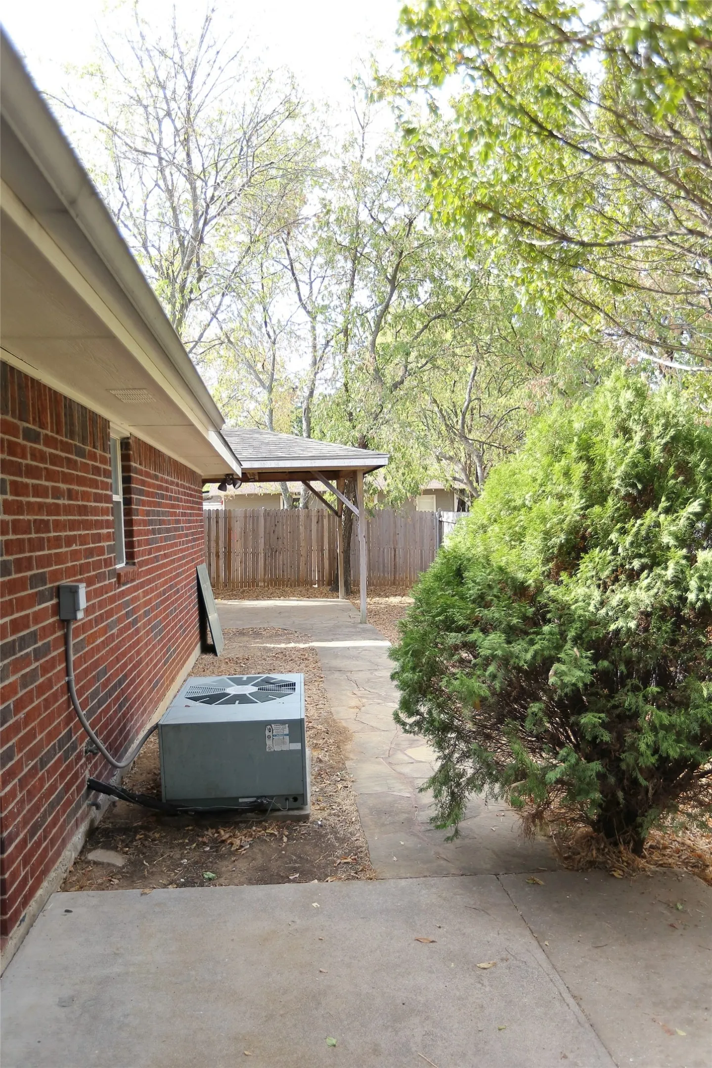 Single Family Residence For Sale in Denton County , 1212 Paco, Denton, Texas 76209, 3 Bedroom, 2 Bathroom, 1 Garage spaces, 1,169 Sqft, built in 2000, mls#21387106, Real Estate Agent in Denton, Homes For Sale in Denton county, Homes For Sale in Denton, Realtor in Denton Texas, Real Estate Brokerage Independent Realty Texas, Luminita Cordes Realtor