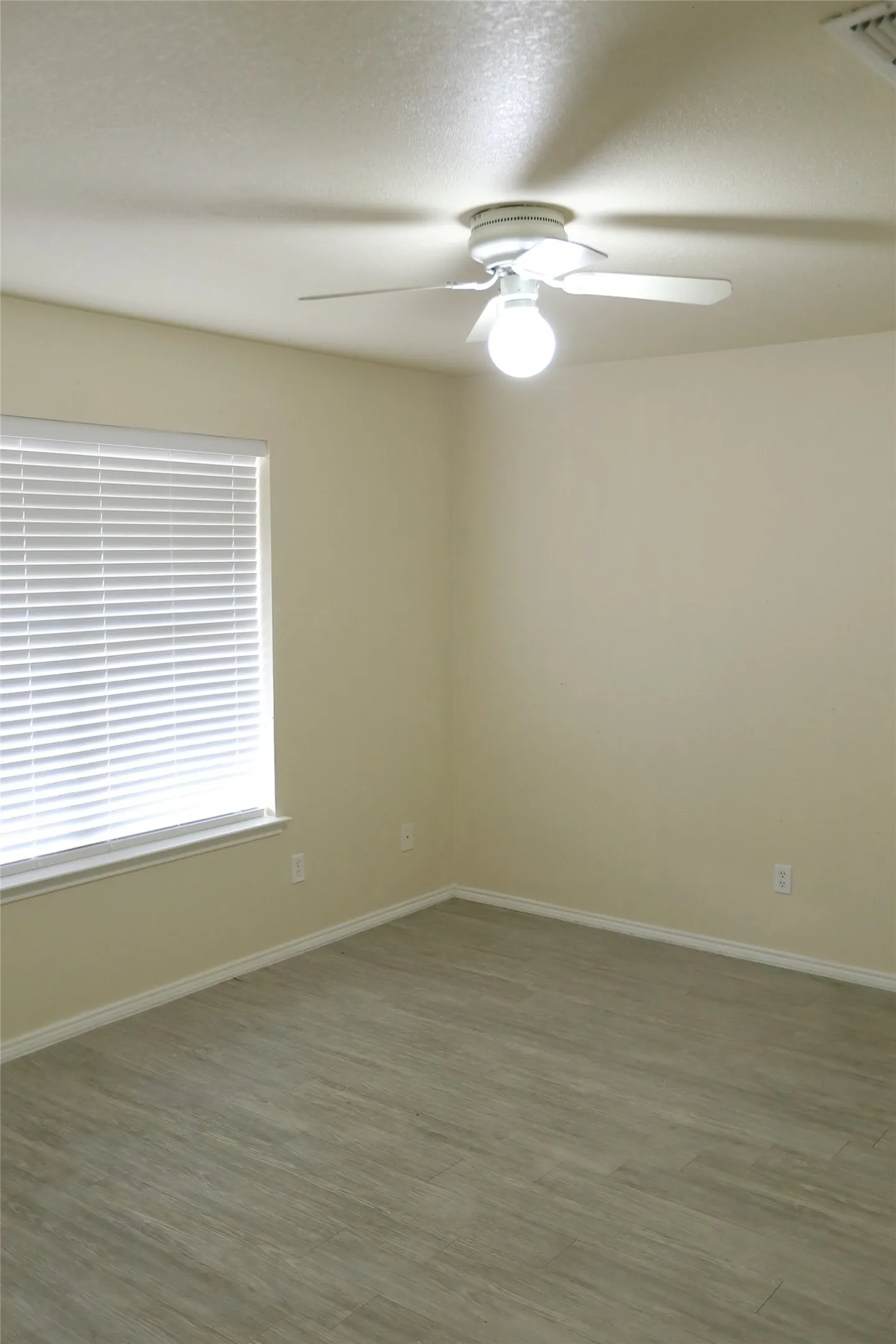 Single Family Residence For Sale in Denton County , 1212 Paco, Denton, Texas 76209, 3 Bedroom, 2 Bathroom, 1 Garage spaces, 1,169 Sqft, built in 2000, mls#21387106, Real Estate Agent in Denton, Homes For Sale in Denton county, Homes For Sale in Denton, Realtor in Denton Texas, Real Estate Brokerage Independent Realty Texas, Luminita Cordes Realtor