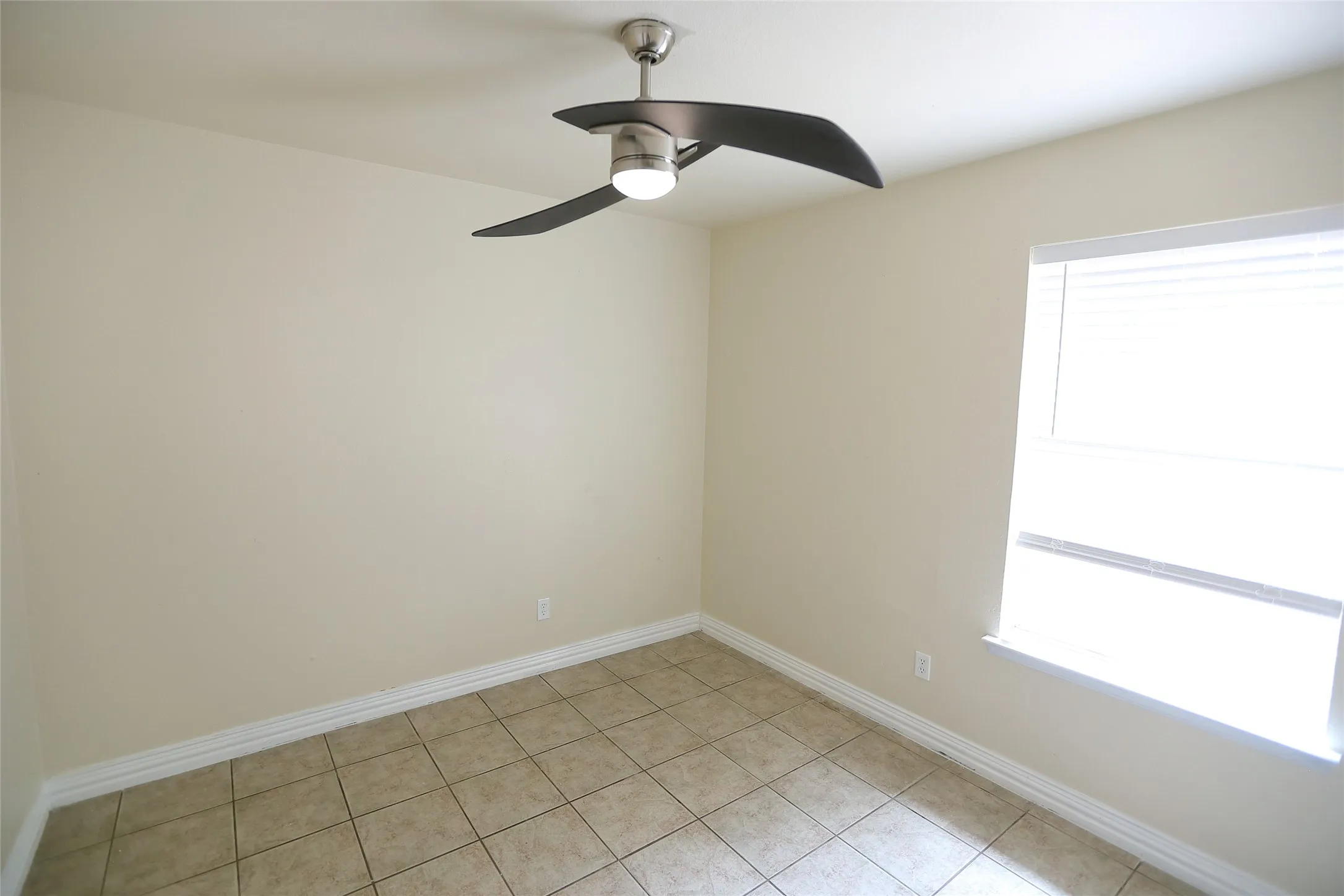 Single Family Residence For Sale in Denton County , 1212 Paco, Denton, Texas 76209, 3 Bedroom, 2 Bathroom, 1 Garage spaces, 1,169 Sqft, built in 2000, mls#21387106, Real Estate Agent in Denton, Homes For Sale in Denton county, Homes For Sale in Denton, Realtor in Denton Texas, Real Estate Brokerage Independent Realty Texas, Luminita Cordes Realtor