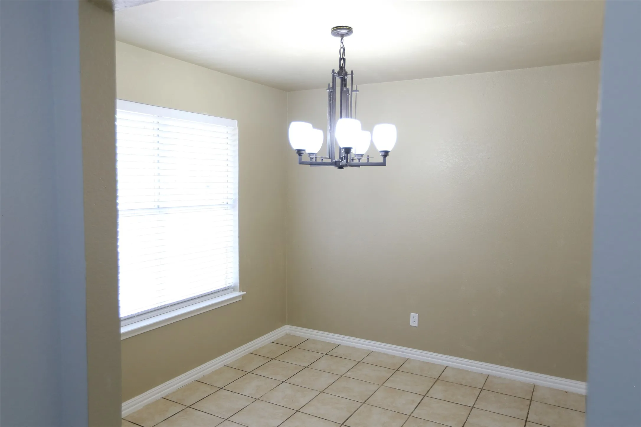 Single Family Residence For Sale in Denton County , 1212 Paco, Denton, Texas 76209, 3 Bedroom, 2 Bathroom, 1 Garage spaces, 1,169 Sqft, built in 2000, mls#21387106, Real Estate Agent in Denton, Homes For Sale in Denton county, Homes For Sale in Denton, Realtor in Denton Texas, Real Estate Brokerage Independent Realty Texas, Luminita Cordes Realtor