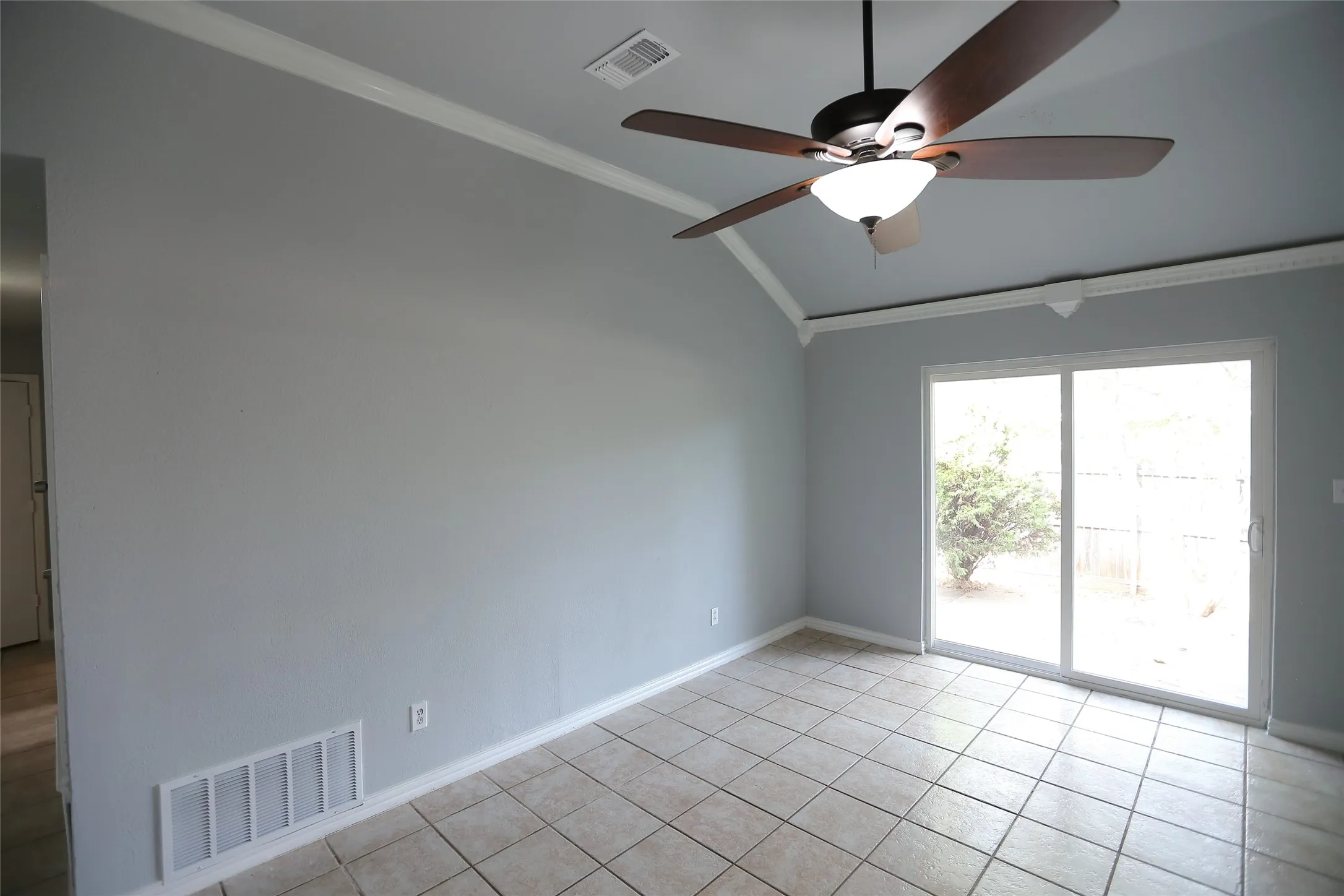 Single Family Residence For Sale in Denton County , 1212 Paco, Denton, Texas 76209, 3 Bedroom, 2 Bathroom, 1 Garage spaces, 1,169 Sqft, built in 2000, mls#21387106, Real Estate Agent in Denton, Homes For Sale in Denton county, Homes For Sale in Denton, Realtor in Denton Texas, Real Estate Brokerage Independent Realty Texas, Luminita Cordes Realtor