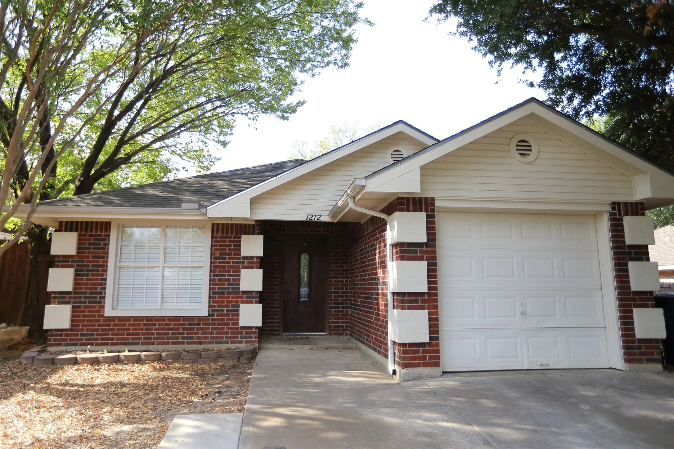 Single Family Residence For Sale in Denton County , 1212 Paco, Denton, Texas 76209, 3 Bedroom, 2 Bathroom, 1 Garage spaces, 1,169 Sqft, built in 2000, mls#21387106, Real Estate Agent in Denton, Homes For Sale in Denton county, Homes For Sale in Denton, Realtor in Denton Texas, Real Estate Brokerage Independent Realty Texas, Luminita Cordes Realtor