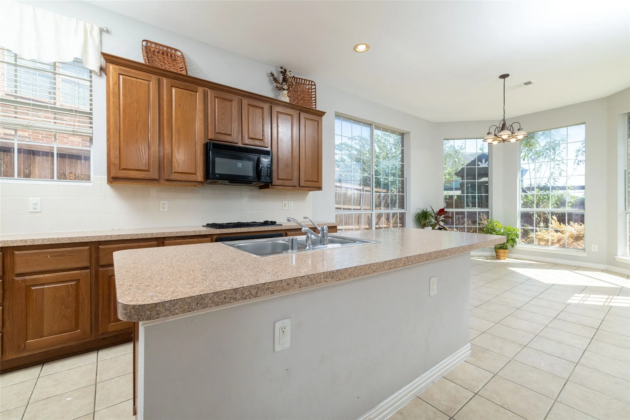 Single Family Residence For Sale in Tarrant County , 4064 Dunwoody Court, Fort Worth, Texas 76244, 4 Bedroom, 2 Bathroom, 2 Garage spaces, 2,516 Sqft, built in 2003, mls#21386225, Real Estate Agent in Fort Worth, Homes For Sale in Tarrant county, Homes For Sale in Fort Worth, Realtor in Fort Worth Texas, Real Estate Brokerage Independent Realty Texas, Luminita Cordes Realtor