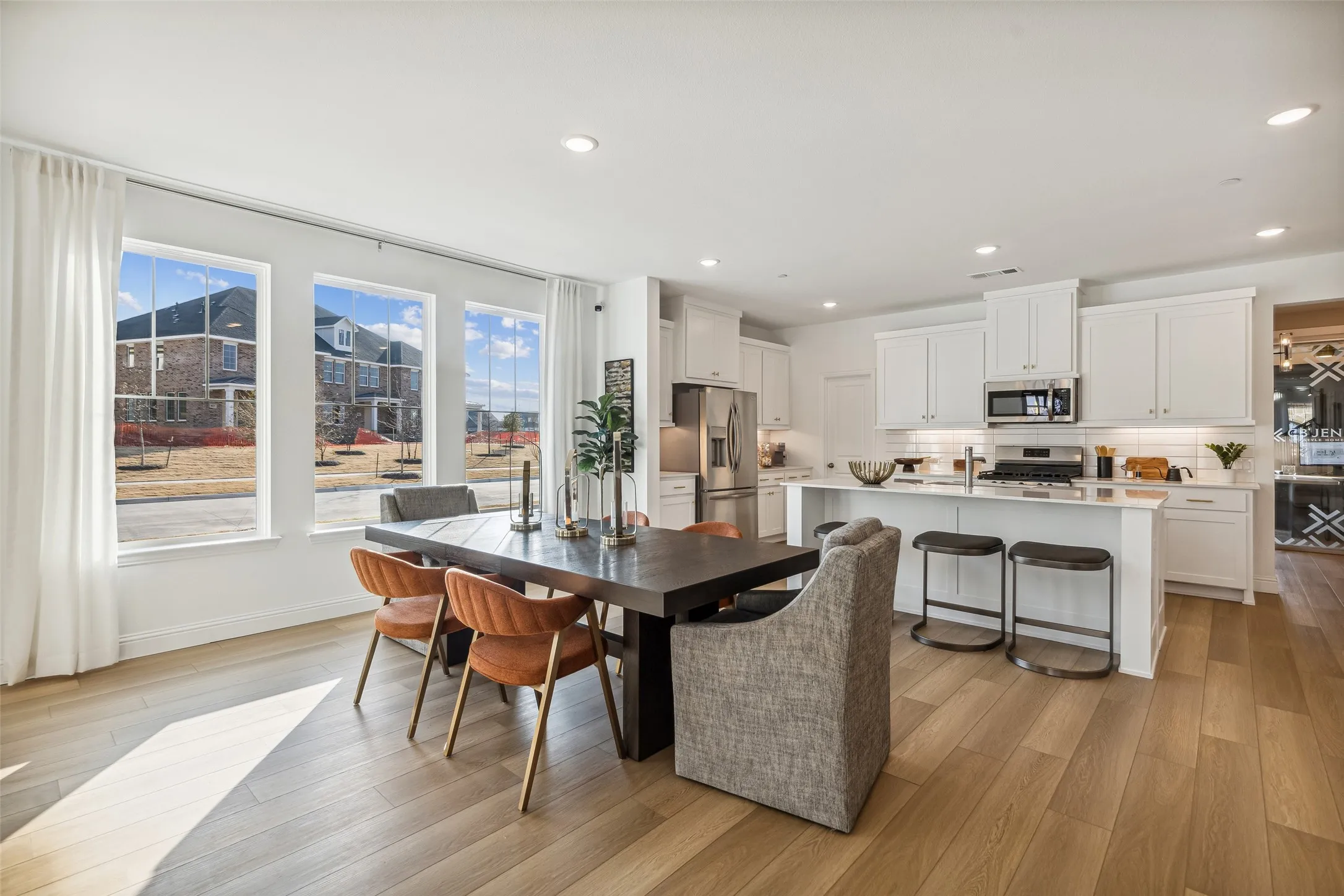Whether it's lively dinner parties or cozy family gatherings, this dining room fits all occasions!