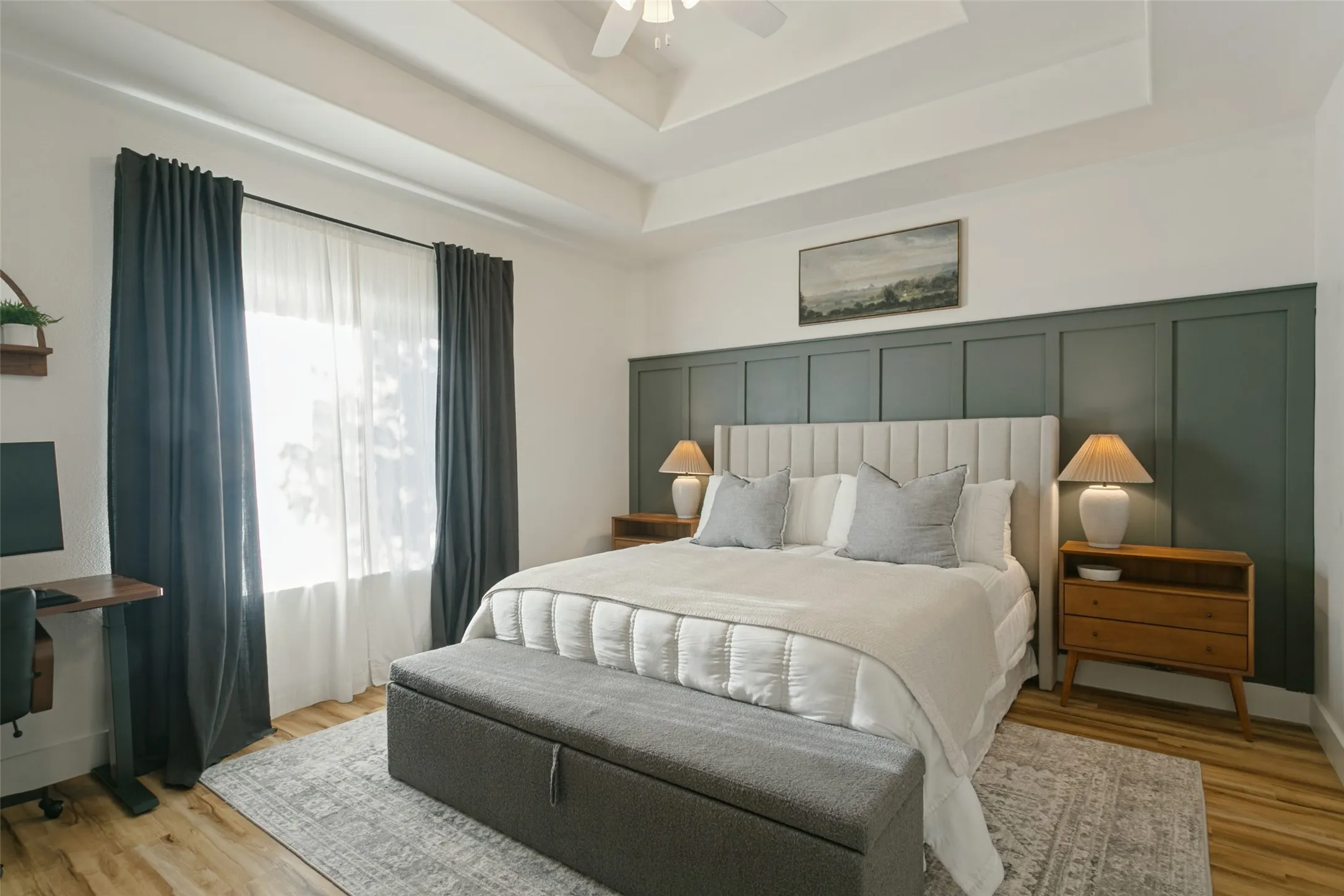 Tray ceiling with a ceiling​​‌​​​​‌​​‌‌​‌‌​​​‌‌​‌​‌​‌​​​‌​​ fan