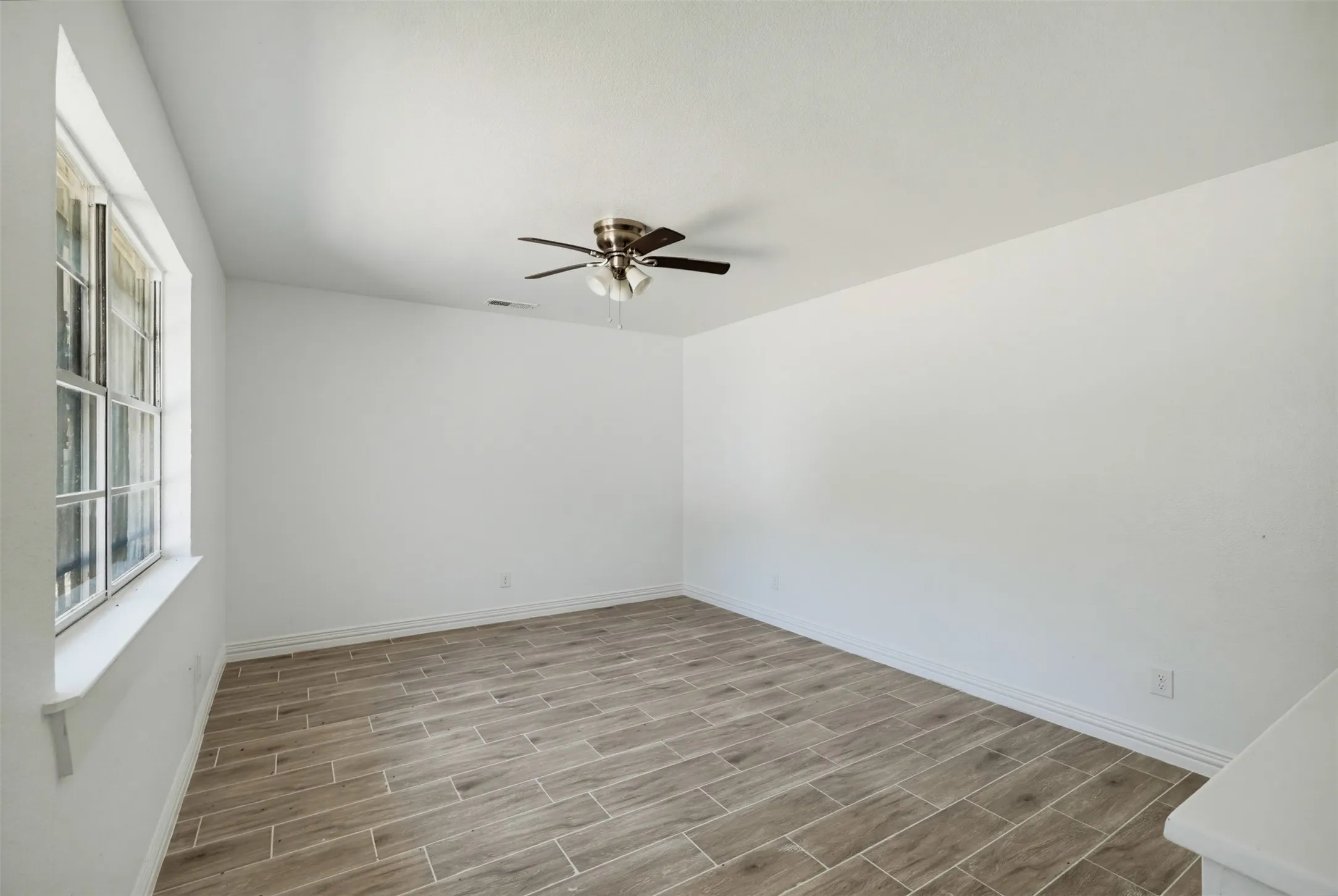 Single Family Residence For Sale in Tarrant County , 1504 Engblad Drive, Fort Worth, Texas 76134, 4 Bedroom, 2 Bathroom, 2 Garage spaces, 1,572 Sqft, built in 1962, mls#21387134, Real Estate Agent in Fort Worth, Homes For Sale in Tarrant county, Homes For Sale in Fort Worth, Realtor in Fort Worth Texas, Real Estate Brokerage Independent Realty Texas, Luminita Cordes Realtor