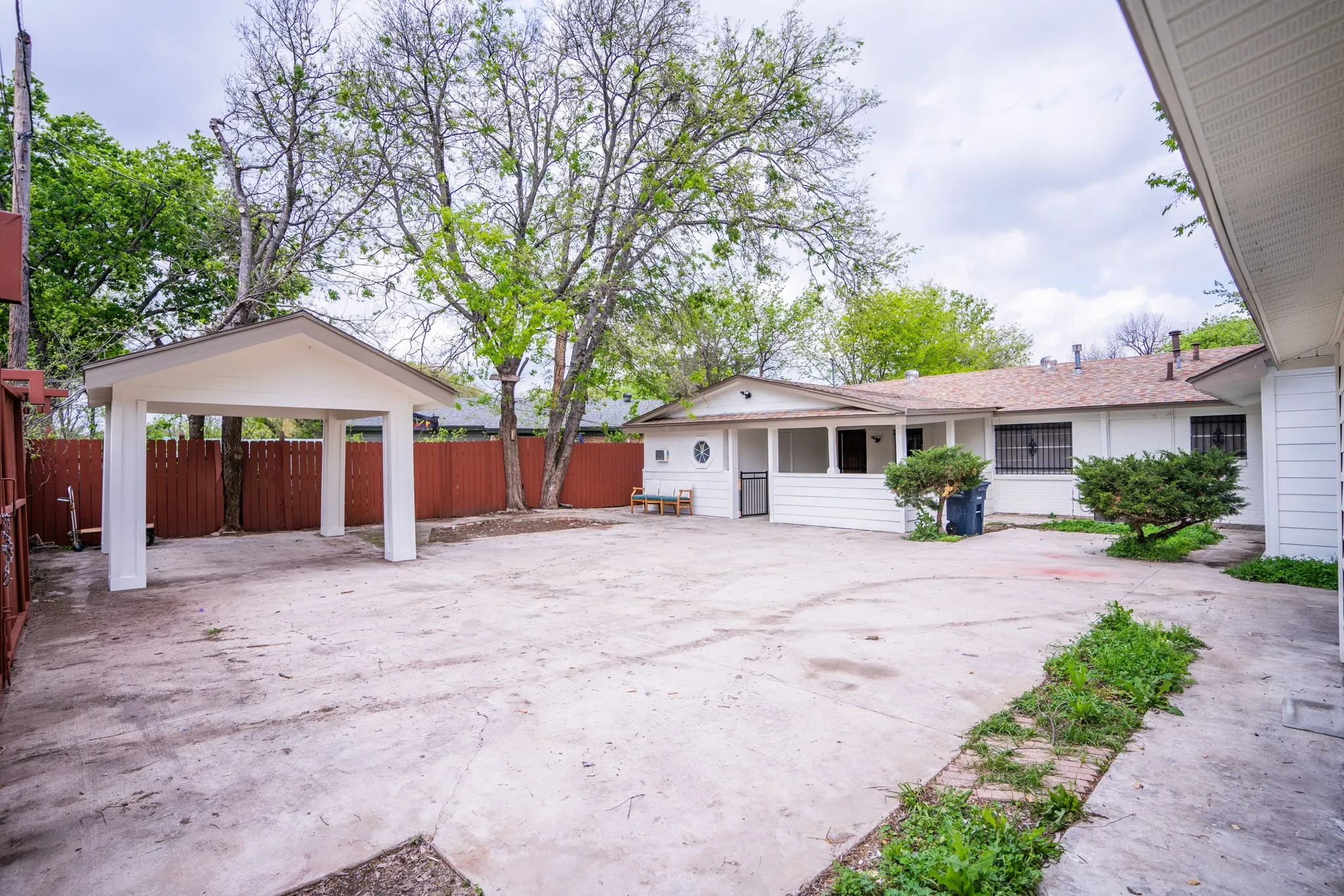 Single Family Residence For Sale in Tarrant County , 1504 Engblad Drive, Fort Worth, Texas 76134, 4 Bedroom, 2 Bathroom, 2 Garage spaces, 1,572 Sqft, built in 1962, mls#21387134, Real Estate Agent in Fort Worth, Homes For Sale in Tarrant county, Homes For Sale in Fort Worth, Realtor in Fort Worth Texas, Real Estate Brokerage Independent Realty Texas, Luminita Cordes Realtor