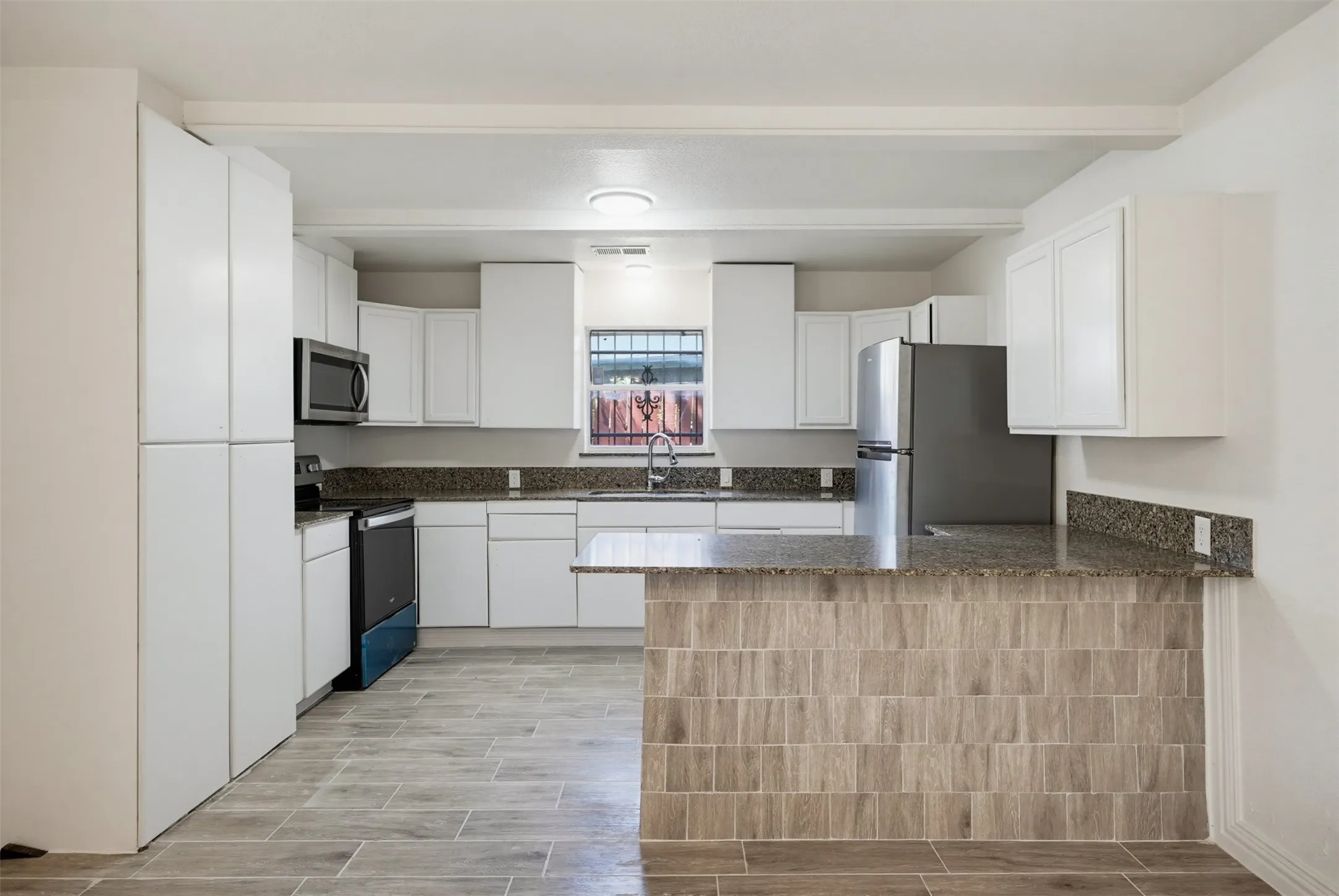 Single Family Residence For Sale in Tarrant County , 1504 Engblad Drive, Fort Worth, Texas 76134, 4 Bedroom, 2 Bathroom, 2 Garage spaces, 1,572 Sqft, built in 1962, mls#21387134, Real Estate Agent in Fort Worth, Homes For Sale in Tarrant county, Homes For Sale in Fort Worth, Realtor in Fort Worth Texas, Real Estate Brokerage Independent Realty Texas, Luminita Cordes Realtor