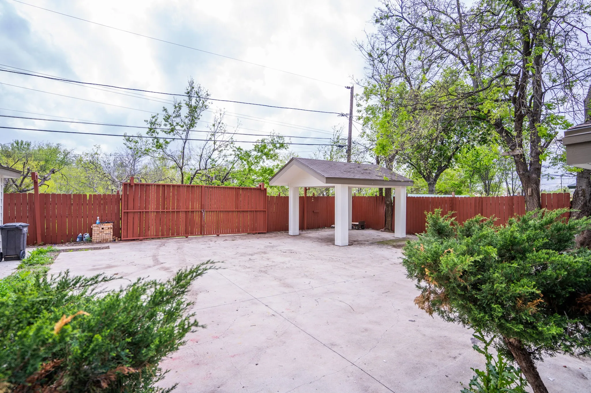 Single Family Residence For Sale in Tarrant County , 1504 Engblad Drive, Fort Worth, Texas 76134, 4 Bedroom, 2 Bathroom, 2 Garage spaces, 1,572 Sqft, built in 1962, mls#21387134, Real Estate Agent in Fort Worth, Homes For Sale in Tarrant county, Homes For Sale in Fort Worth, Realtor in Fort Worth Texas, Real Estate Brokerage Independent Realty Texas, Luminita Cordes Realtor