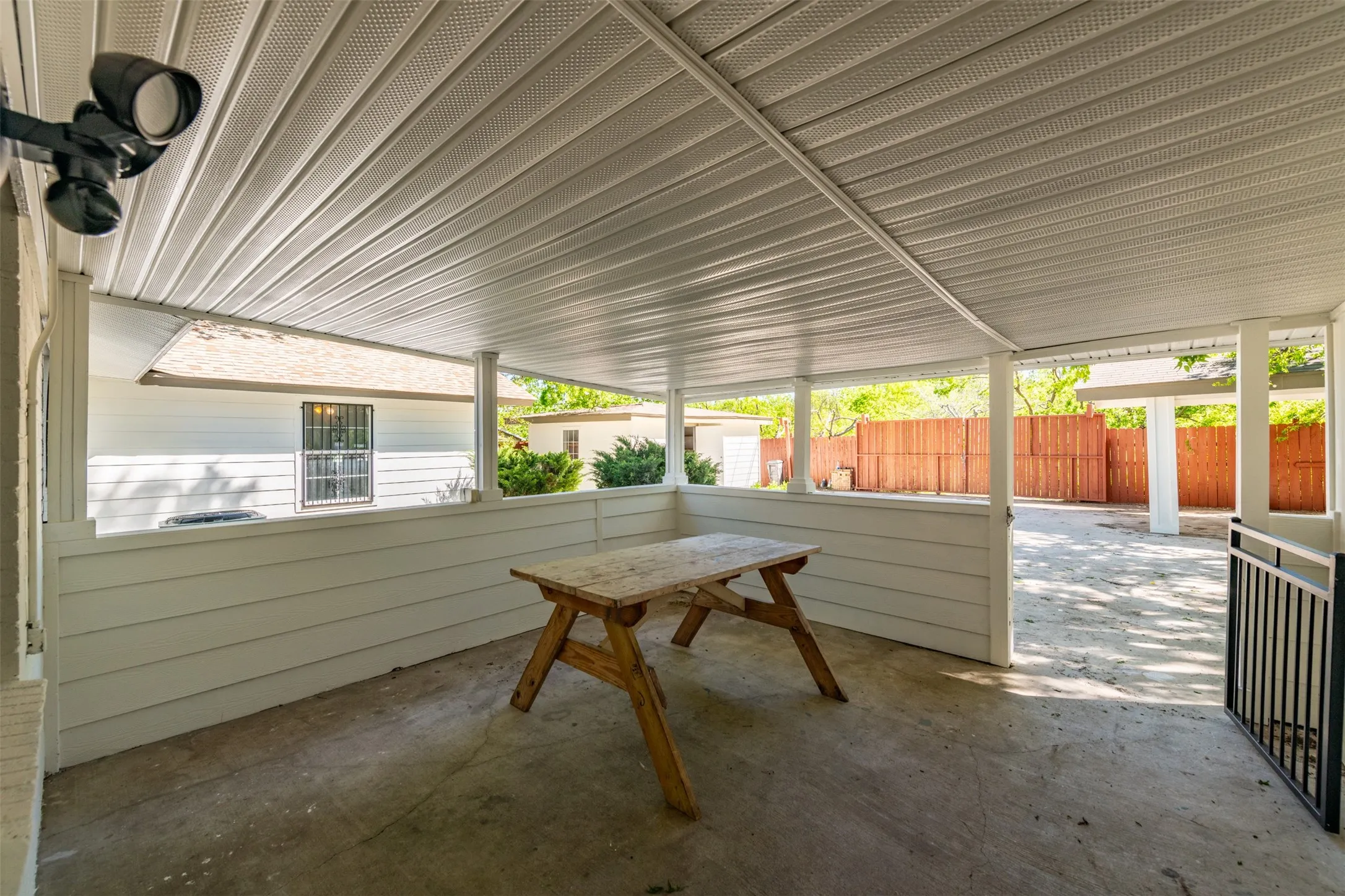 Single Family Residence For Sale in Tarrant County , 1504 Engblad Drive, Fort Worth, Texas 76134, 4 Bedroom, 2 Bathroom, 2 Garage spaces, 1,572 Sqft, built in 1962, mls#21387134, Real Estate Agent in Fort Worth, Homes For Sale in Tarrant county, Homes For Sale in Fort Worth, Realtor in Fort Worth Texas, Real Estate Brokerage Independent Realty Texas, Luminita Cordes Realtor