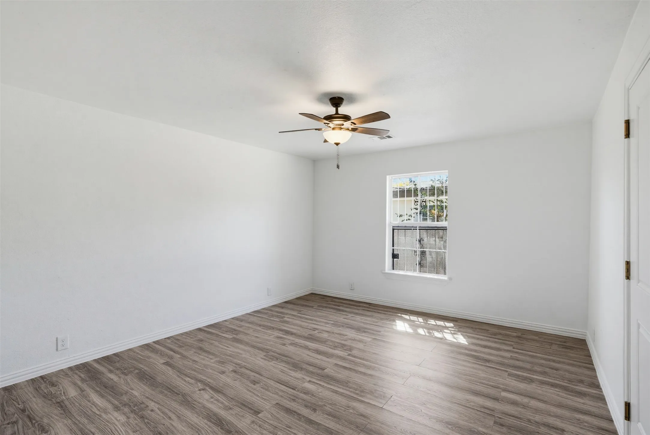 Single Family Residence For Sale in Tarrant County , 1504 Engblad Drive, Fort Worth, Texas 76134, 4 Bedroom, 2 Bathroom, 2 Garage spaces, 1,572 Sqft, built in 1962, mls#21387134, Real Estate Agent in Fort Worth, Homes For Sale in Tarrant county, Homes For Sale in Fort Worth, Realtor in Fort Worth Texas, Real Estate Brokerage Independent Realty Texas, Luminita Cordes Realtor