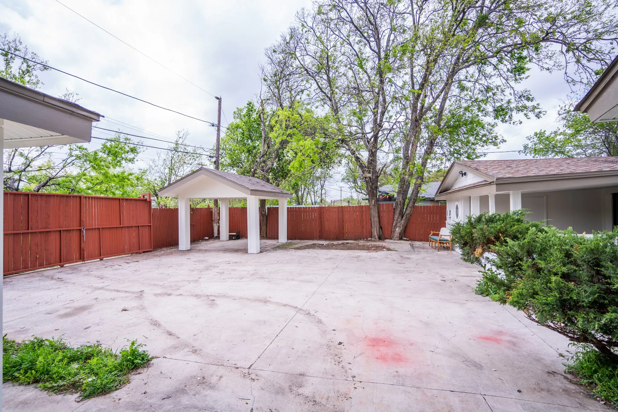 Single Family Residence For Sale in Tarrant County , 1504 Engblad Drive, Fort Worth, Texas 76134, 4 Bedroom, 2 Bathroom, 2 Garage spaces, 1,572 Sqft, built in 1962, mls#21387134, Real Estate Agent in Fort Worth, Homes For Sale in Tarrant county, Homes For Sale in Fort Worth, Realtor in Fort Worth Texas, Real Estate Brokerage Independent Realty Texas, Luminita Cordes Realtor