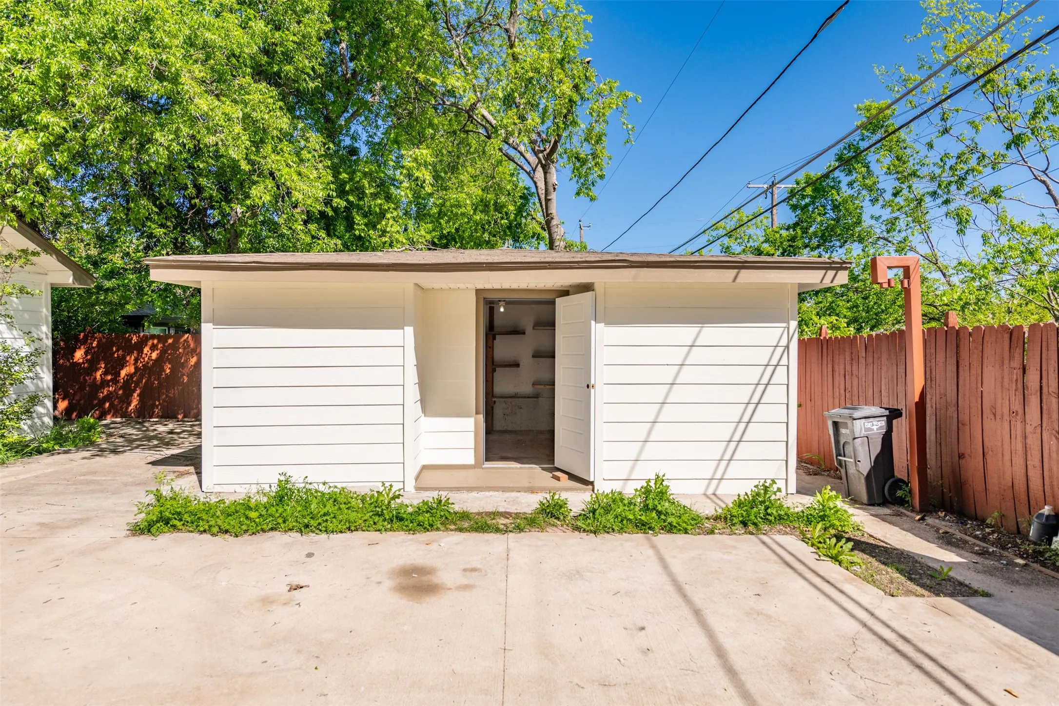 Single Family Residence For Sale in Tarrant County , 1504 Engblad Drive, Fort Worth, Texas 76134, 4 Bedroom, 2 Bathroom, 2 Garage spaces, 1,572 Sqft, built in 1962, mls#21387134, Real Estate Agent in Fort Worth, Homes For Sale in Tarrant county, Homes For Sale in Fort Worth, Realtor in Fort Worth Texas, Real Estate Brokerage Independent Realty Texas, Luminita Cordes Realtor