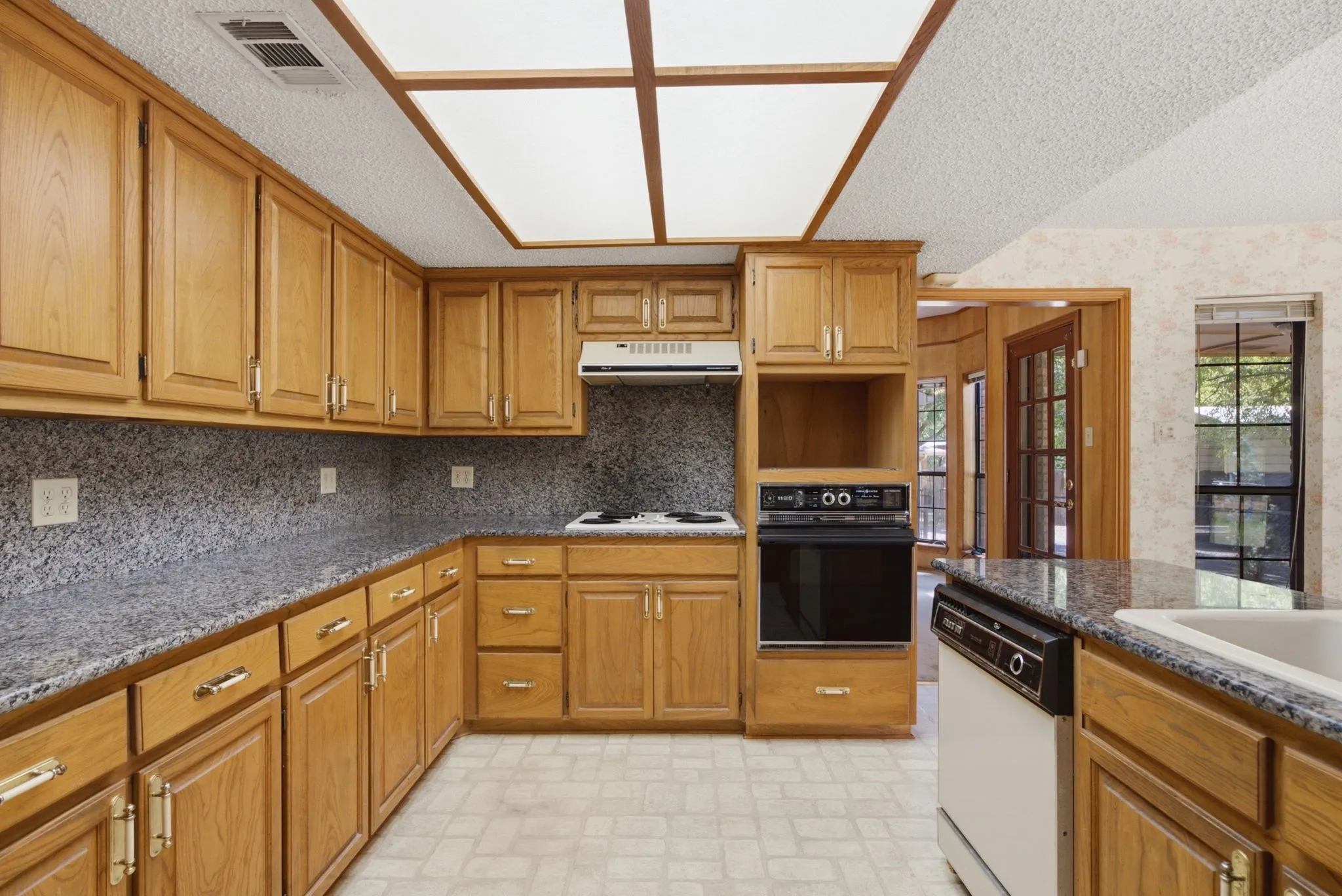 Single Family Residence For Sale in Henderson County , 109 Clover Drive, Gun Barrel City, Texas 75156, 3 Bedroom, 2 Bathroom, 2 Garage spaces, 1,954 Sqft, built in 1986, mls#21362232, Real Estate Agent in Gun Barrel City, Homes For Sale in Henderson county, Homes For Sale in Gun Barrel City, Realtor in Gun Barrel City Texas, Real Estate Brokerage Independent Realty Texas, Luminita Cordes Realtor
