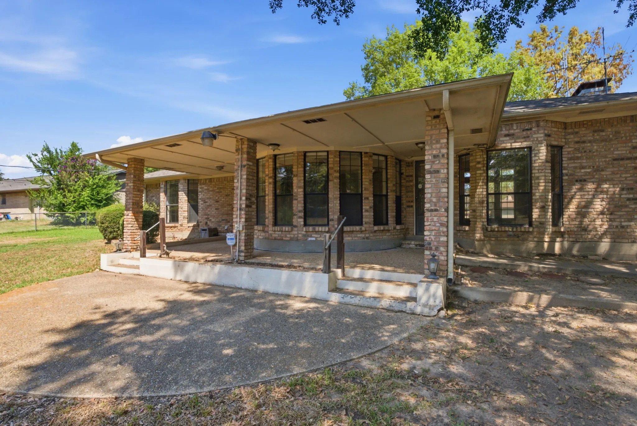 Single Family Residence For Sale in Henderson County , 109 Clover Drive, Gun Barrel City, Texas 75156, 3 Bedroom, 2 Bathroom, 2 Garage spaces, 1,954 Sqft, built in 1986, mls#21362232, Real Estate Agent in Gun Barrel City, Homes For Sale in Henderson county, Homes For Sale in Gun Barrel City, Realtor in Gun Barrel City Texas, Real Estate Brokerage Independent Realty Texas, Luminita Cordes Realtor