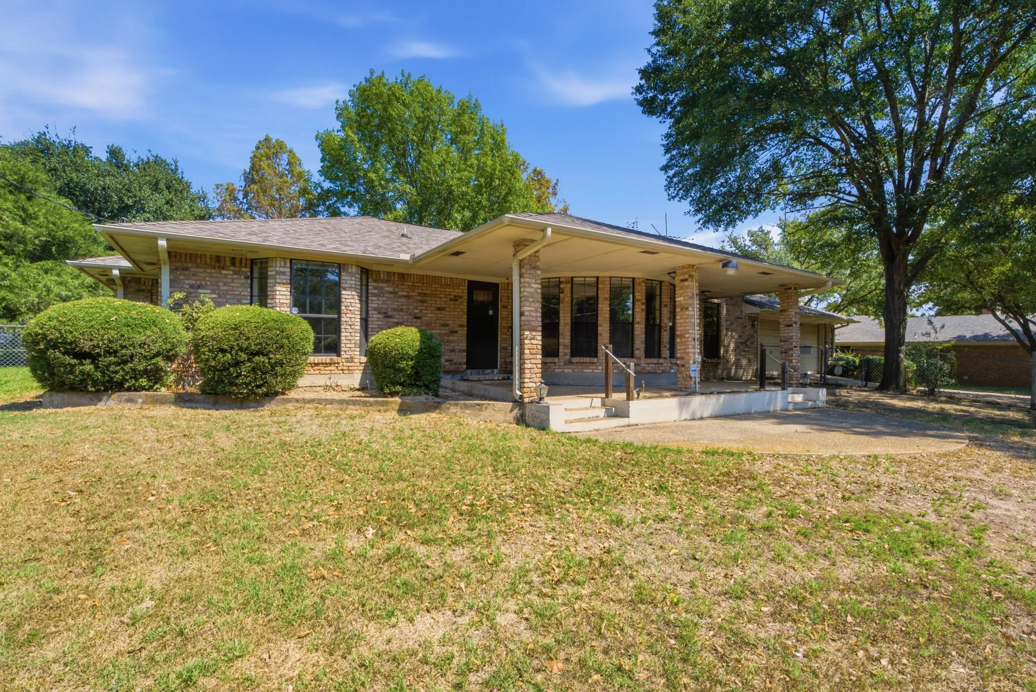 Single Family Residence For Sale in Henderson County , 109 Clover Drive, Gun Barrel City, Texas 75156, 3 Bedroom, 2 Bathroom, 2 Garage spaces, 1,954 Sqft, built in 1986, mls#21362232, Real Estate Agent in Gun Barrel City, Homes For Sale in Henderson county, Homes For Sale in Gun Barrel City, Realtor in Gun Barrel City Texas, Real Estate Brokerage Independent Realty Texas, Luminita Cordes Realtor