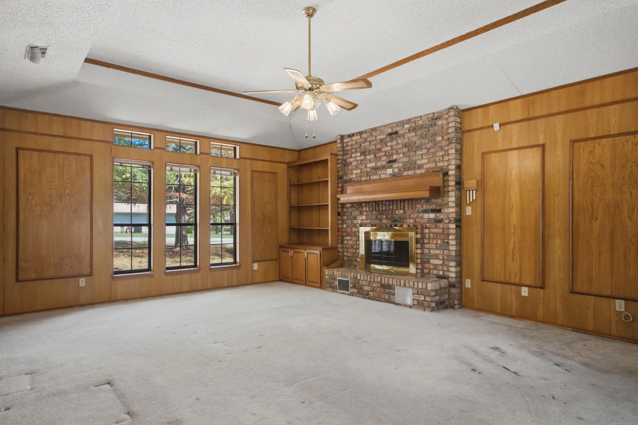 Single Family Residence For Sale in Henderson County , 109 Clover Drive, Gun Barrel City, Texas 75156, 3 Bedroom, 2 Bathroom, 2 Garage spaces, 1,954 Sqft, built in 1986, mls#21362232, Real Estate Agent in Gun Barrel City, Homes For Sale in Henderson county, Homes For Sale in Gun Barrel City, Realtor in Gun Barrel City Texas, Real Estate Brokerage Independent Realty Texas, Luminita Cordes Realtor