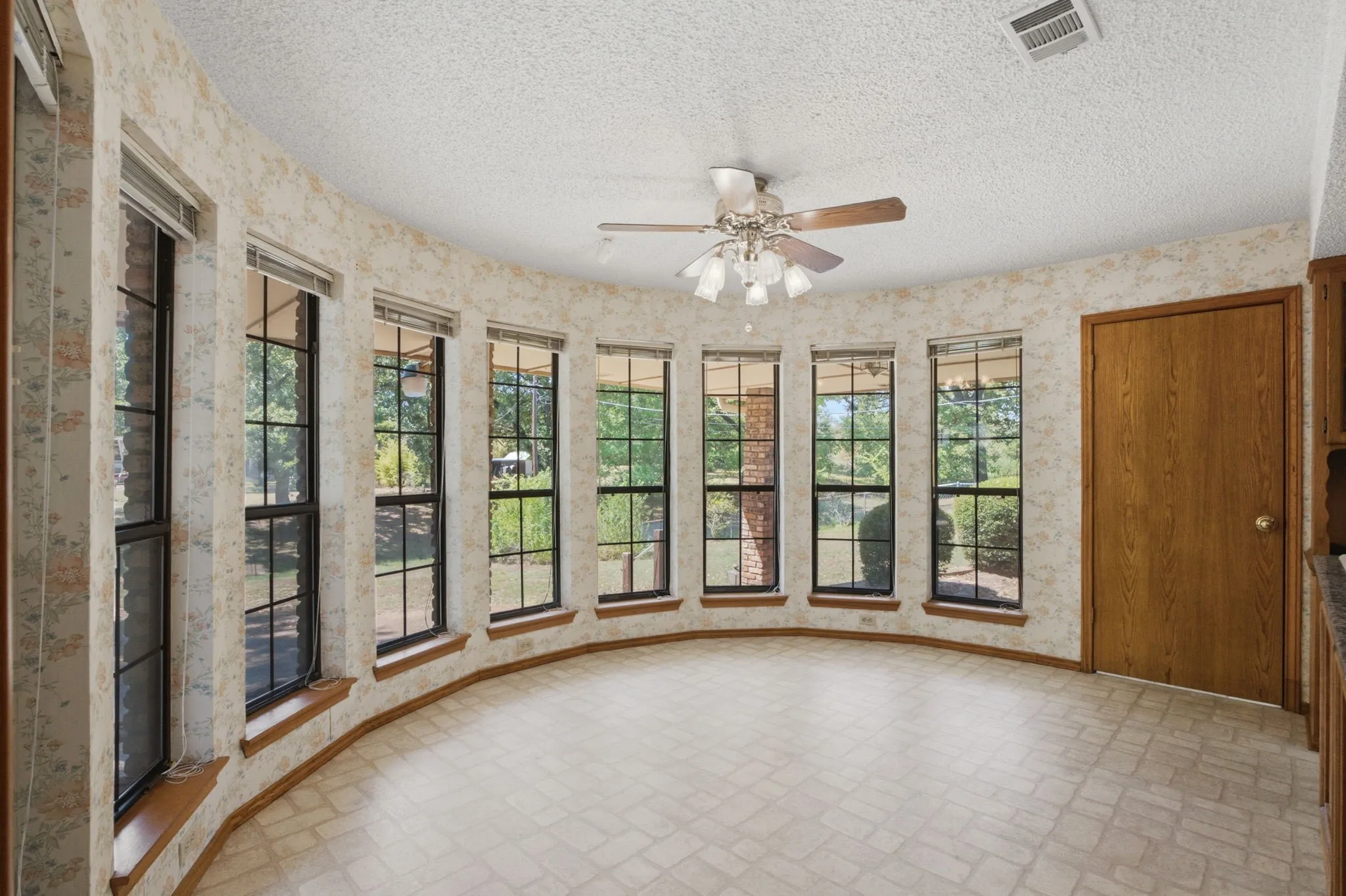 Single Family Residence For Sale in Henderson County , 109 Clover Drive, Gun Barrel City, Texas 75156, 3 Bedroom, 2 Bathroom, 2 Garage spaces, 1,954 Sqft, built in 1986, mls#21362232, Real Estate Agent in Gun Barrel City, Homes For Sale in Henderson county, Homes For Sale in Gun Barrel City, Realtor in Gun Barrel City Texas, Real Estate Brokerage Independent Realty Texas, Luminita Cordes Realtor