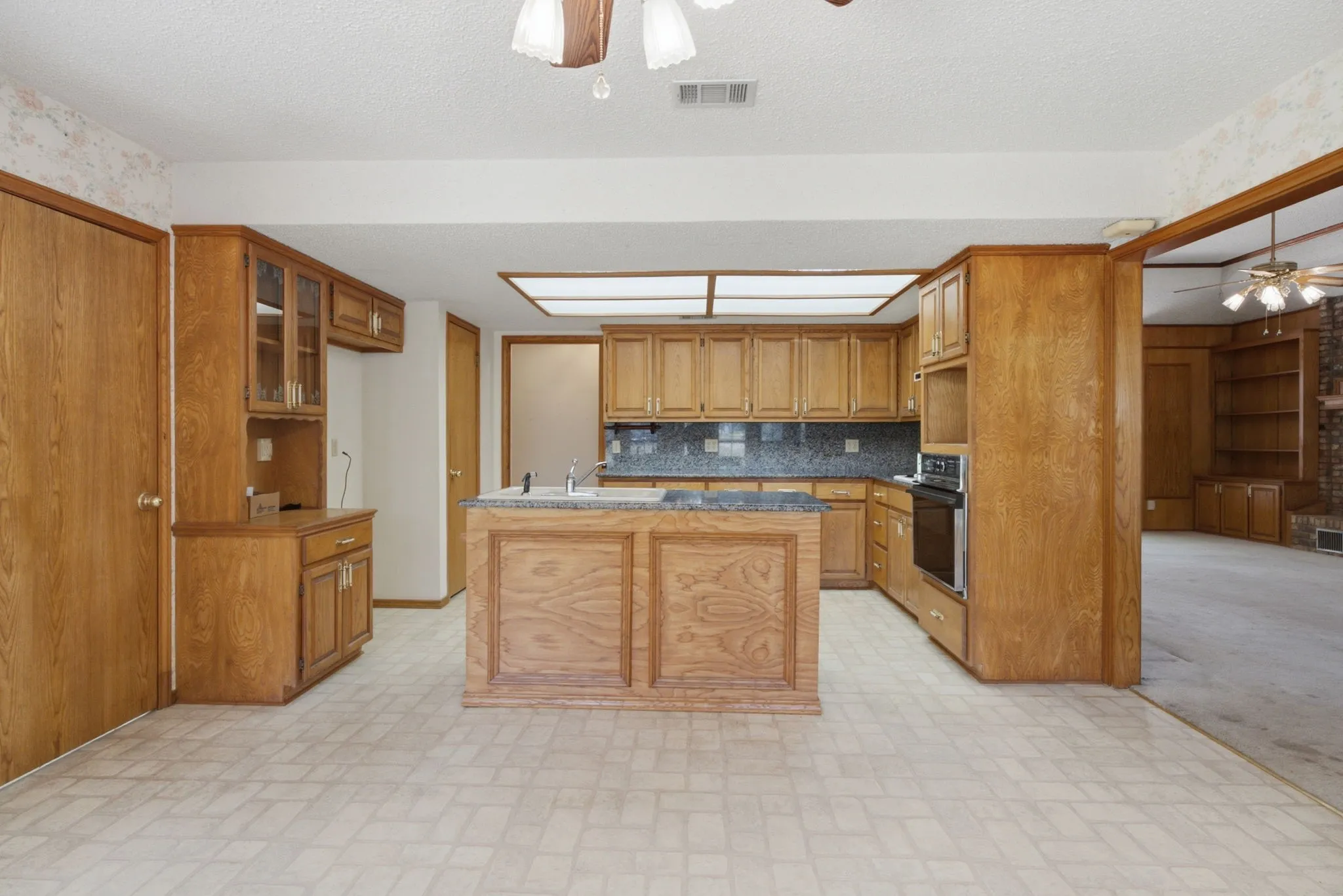 Single Family Residence For Sale in Henderson County , 109 Clover Drive, Gun Barrel City, Texas 75156, 3 Bedroom, 2 Bathroom, 2 Garage spaces, 1,954 Sqft, built in 1986, mls#21362232, Real Estate Agent in Gun Barrel City, Homes For Sale in Henderson county, Homes For Sale in Gun Barrel City, Realtor in Gun Barrel City Texas, Real Estate Brokerage Independent Realty Texas, Luminita Cordes Realtor