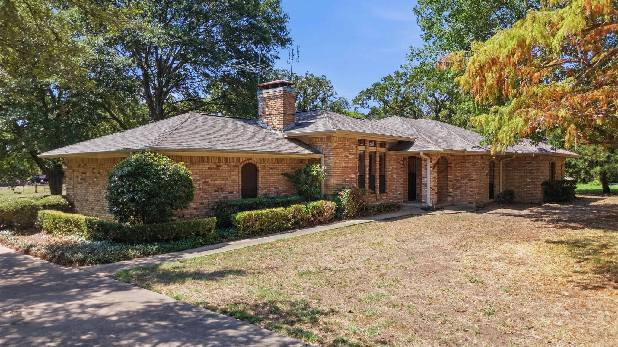 Single Family Residence For Sale in Henderson County , 109 Clover Drive, Gun Barrel City, Texas 75156, 3 Bedroom, 2 Bathroom, 2 Garage spaces, 1,954 Sqft, built in 1986, mls#21362232, Real Estate Agent in Gun Barrel City, Homes For Sale in Henderson county, Homes For Sale in Gun Barrel City, Realtor in Gun Barrel City Texas, Real Estate Brokerage Independent Realty Texas, Luminita Cordes Realtor