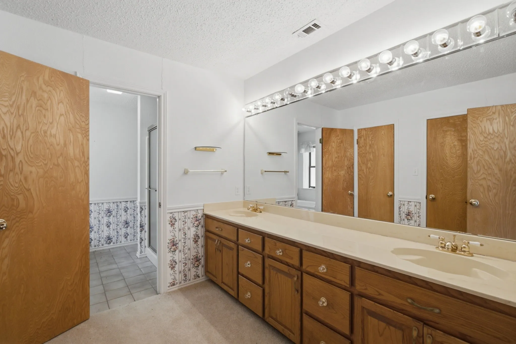 Single Family Residence For Sale in Henderson County , 109 Clover Drive, Gun Barrel City, Texas 75156, 3 Bedroom, 2 Bathroom, 2 Garage spaces, 1,954 Sqft, built in 1986, mls#21362232, Real Estate Agent in Gun Barrel City, Homes For Sale in Henderson county, Homes For Sale in Gun Barrel City, Realtor in Gun Barrel City Texas, Real Estate Brokerage Independent Realty Texas, Luminita Cordes Realtor