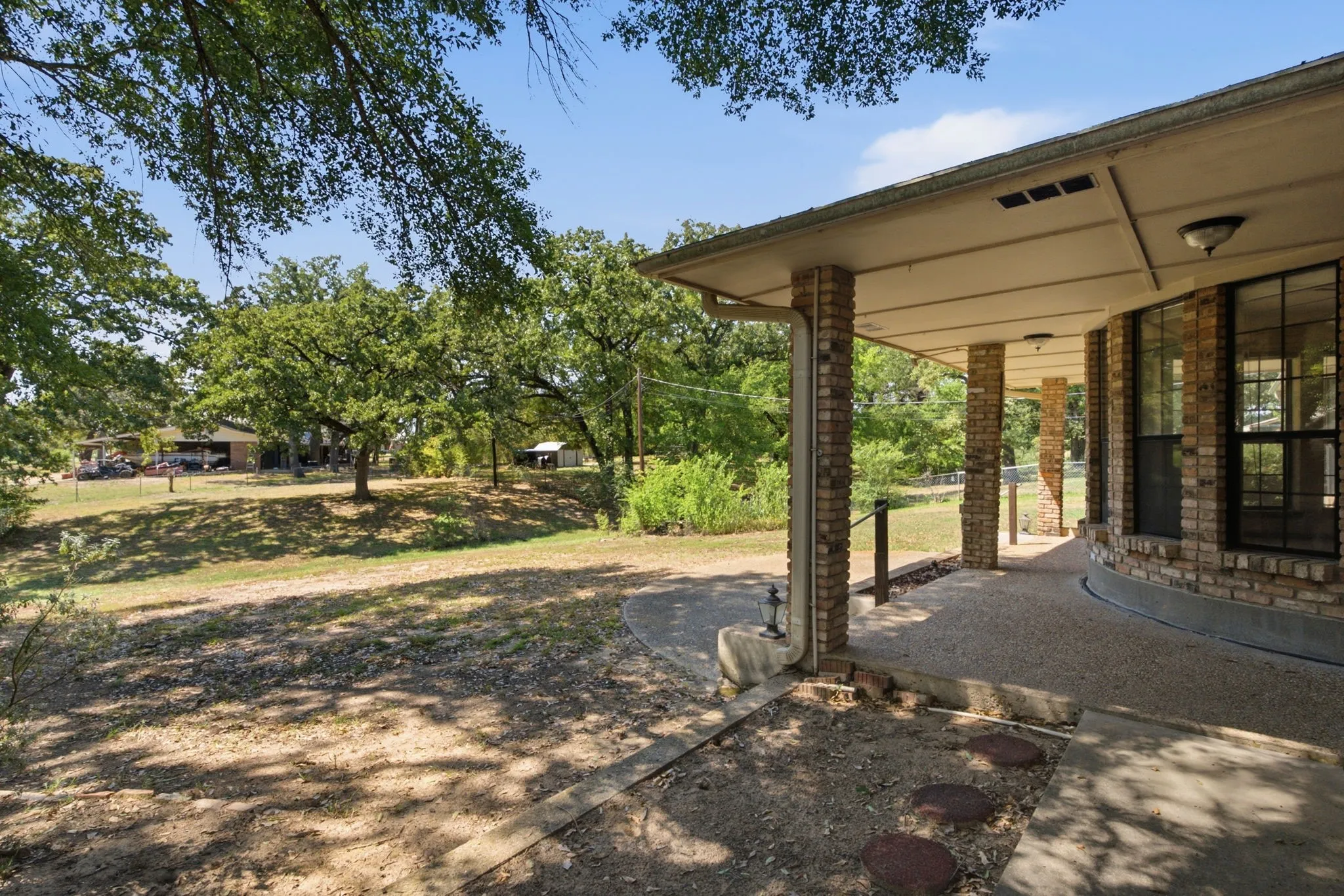 Single Family Residence For Sale in Henderson County , 109 Clover Drive, Gun Barrel City, Texas 75156, 3 Bedroom, 2 Bathroom, 2 Garage spaces, 1,954 Sqft, built in 1986, mls#21362232, Real Estate Agent in Gun Barrel City, Homes For Sale in Henderson county, Homes For Sale in Gun Barrel City, Realtor in Gun Barrel City Texas, Real Estate Brokerage Independent Realty Texas, Luminita Cordes Realtor