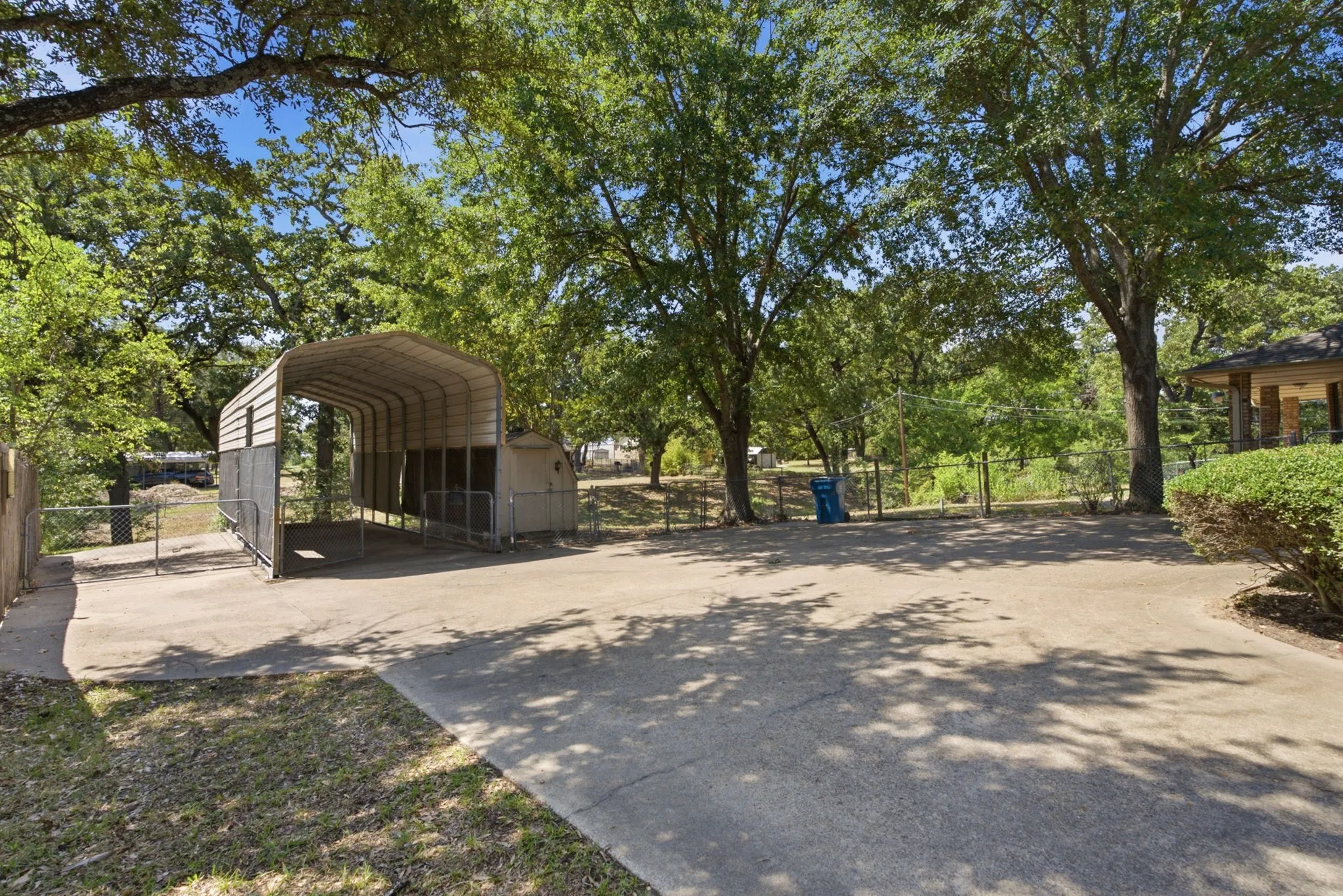 Single Family Residence For Sale in Henderson County , 109 Clover Drive, Gun Barrel City, Texas 75156, 3 Bedroom, 2 Bathroom, 2 Garage spaces, 1,954 Sqft, built in 1986, mls#21362232, Real Estate Agent in Gun Barrel City, Homes For Sale in Henderson county, Homes For Sale in Gun Barrel City, Realtor in Gun Barrel City Texas, Real Estate Brokerage Independent Realty Texas, Luminita Cordes Realtor