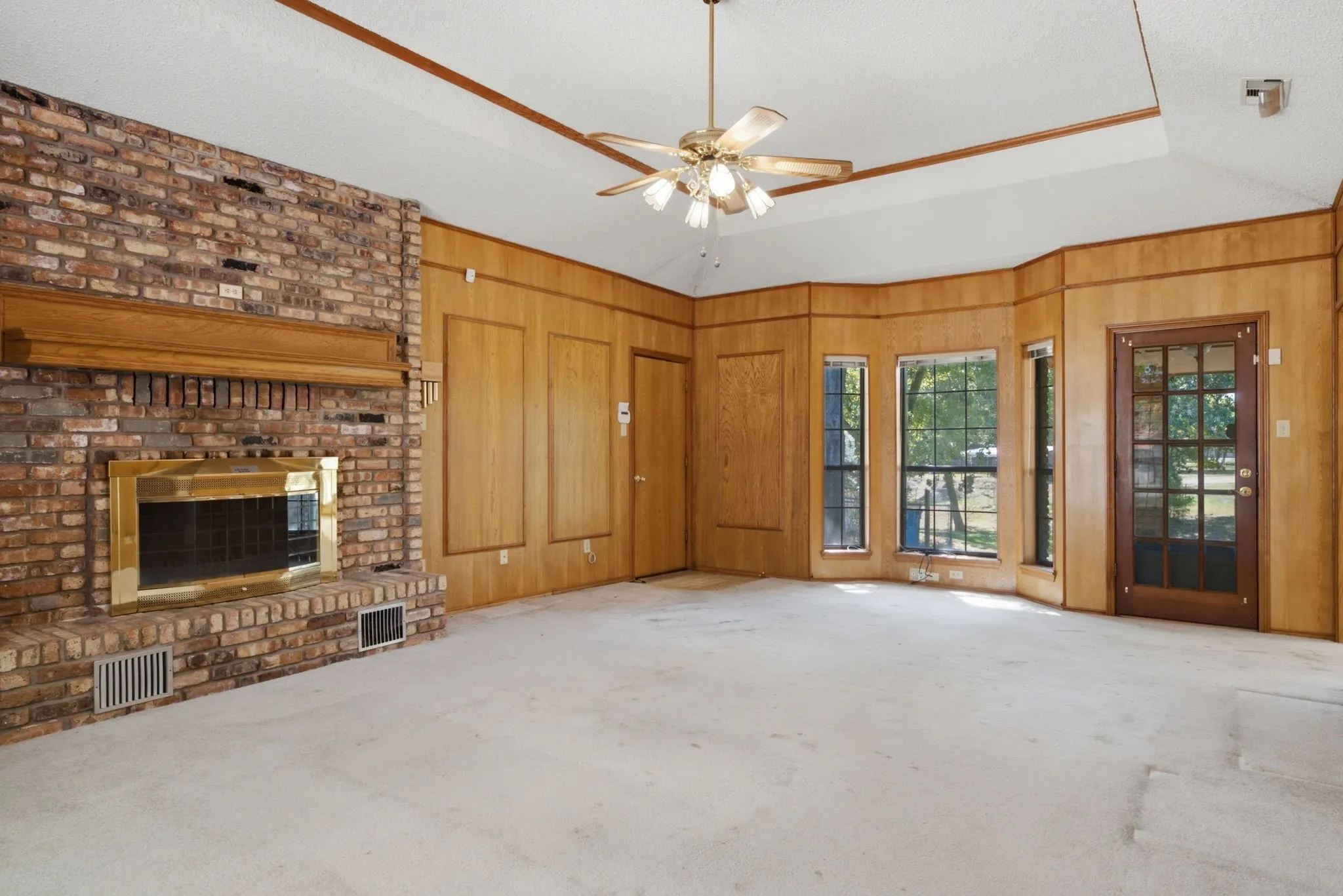 Single Family Residence For Sale in Henderson County , 109 Clover Drive, Gun Barrel City, Texas 75156, 3 Bedroom, 2 Bathroom, 2 Garage spaces, 1,954 Sqft, built in 1986, mls#21362232, Real Estate Agent in Gun Barrel City, Homes For Sale in Henderson county, Homes For Sale in Gun Barrel City, Realtor in Gun Barrel City Texas, Real Estate Brokerage Independent Realty Texas, Luminita Cordes Realtor