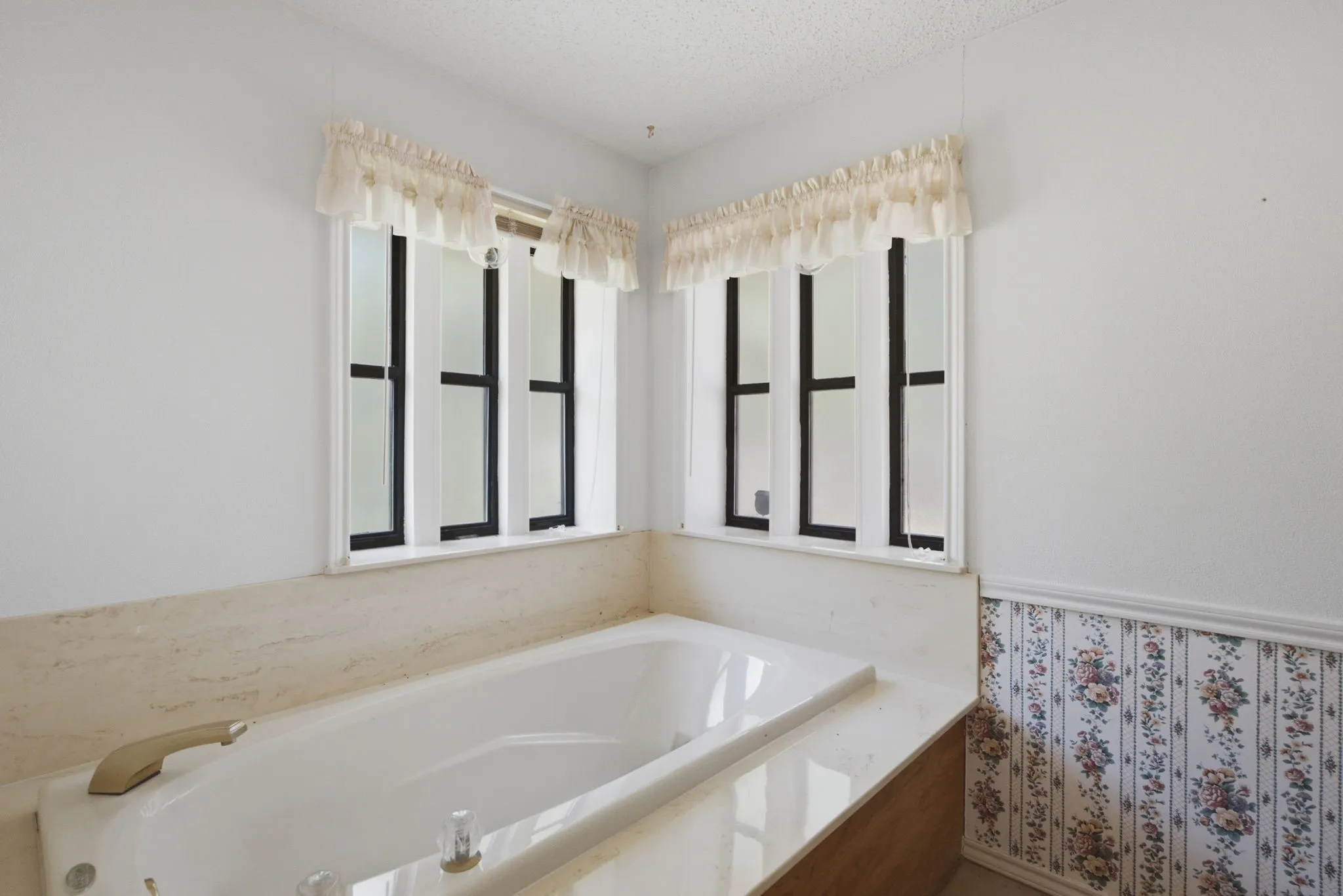 Single Family Residence For Sale in Henderson County , 109 Clover Drive, Gun Barrel City, Texas 75156, 3 Bedroom, 2 Bathroom, 2 Garage spaces, 1,954 Sqft, built in 1986, mls#21362232, Real Estate Agent in Gun Barrel City, Homes For Sale in Henderson county, Homes For Sale in Gun Barrel City, Realtor in Gun Barrel City Texas, Real Estate Brokerage Independent Realty Texas, Luminita Cordes Realtor