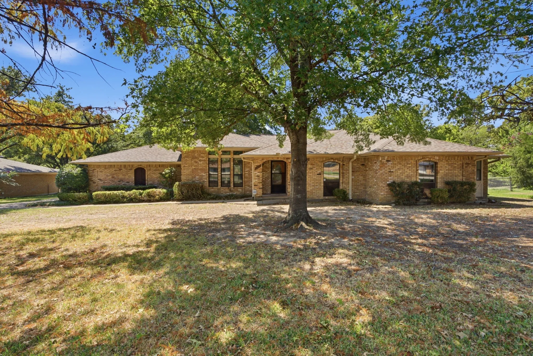 Single Family Residence For Sale in Henderson County , 109 Clover Drive, Gun Barrel City, Texas 75156, 3 Bedroom, 2 Bathroom, 2 Garage spaces, 1,954 Sqft, built in 1986, mls#21362232, Real Estate Agent in Gun Barrel City, Homes For Sale in Henderson county, Homes For Sale in Gun Barrel City, Realtor in Gun Barrel City Texas, Real Estate Brokerage Independent Realty Texas, Luminita Cordes Realtor