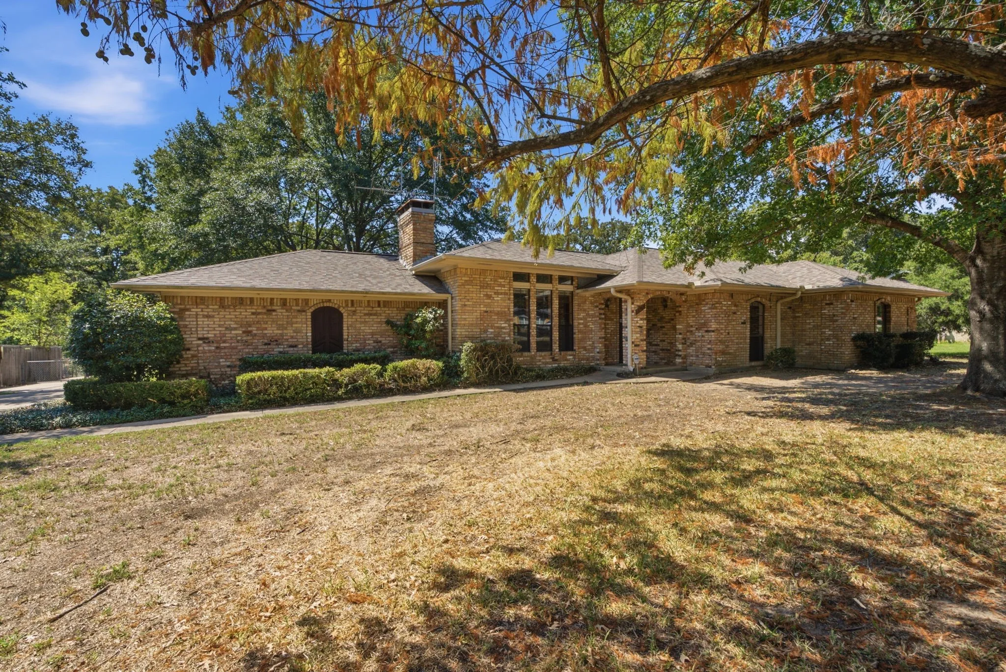 Single Family Residence For Sale in Henderson County , 109 Clover Drive, Gun Barrel City, Texas 75156, 3 Bedroom, 2 Bathroom, 2 Garage spaces, 1,954 Sqft, built in 1986, mls#21362232, Real Estate Agent in Gun Barrel City, Homes For Sale in Henderson county, Homes For Sale in Gun Barrel City, Realtor in Gun Barrel City Texas, Real Estate Brokerage Independent Realty Texas, Luminita Cordes Realtor