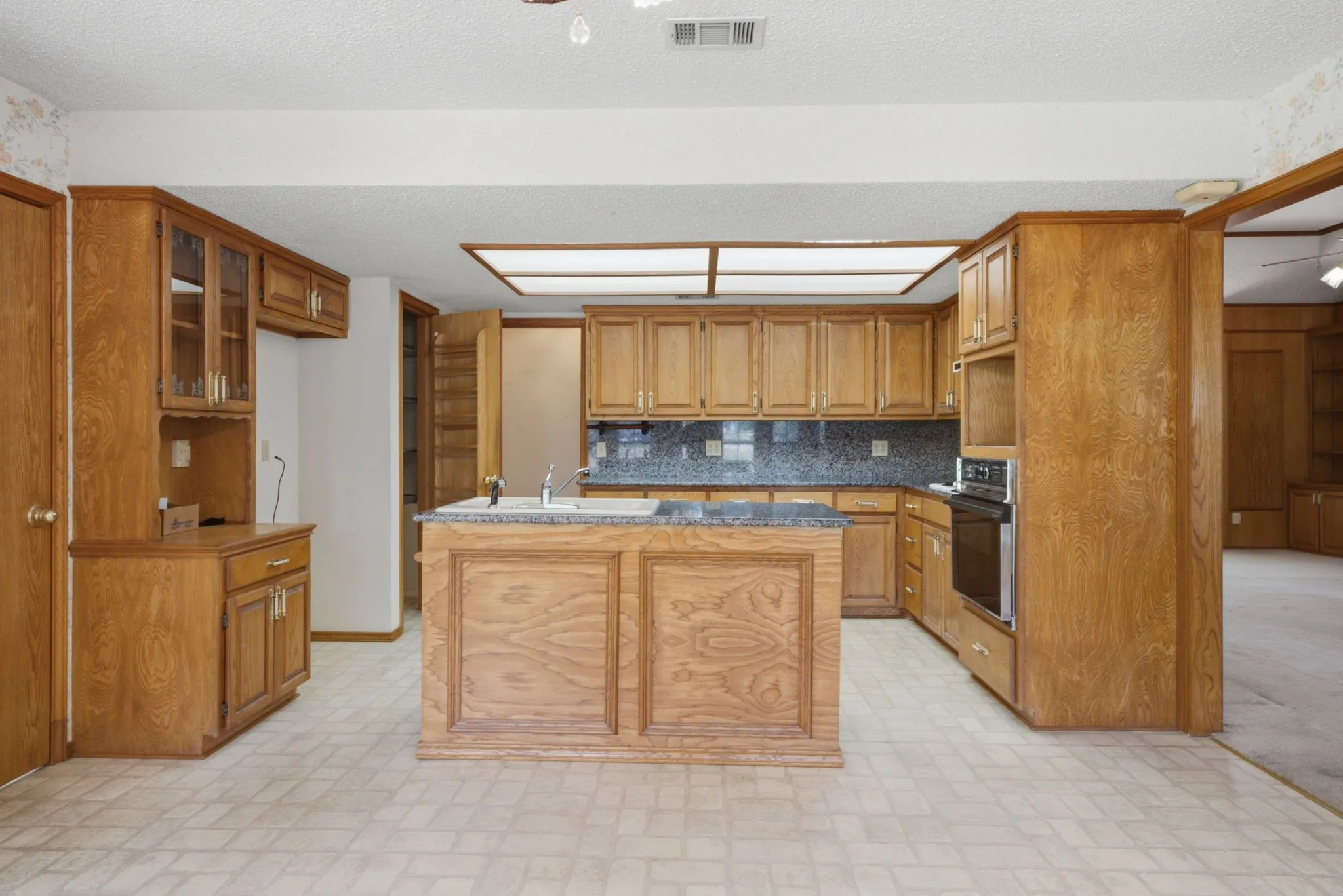 Single Family Residence For Sale in Henderson County , 109 Clover Drive, Gun Barrel City, Texas 75156, 3 Bedroom, 2 Bathroom, 2 Garage spaces, 1,954 Sqft, built in 1986, mls#21362232, Real Estate Agent in Gun Barrel City, Homes For Sale in Henderson county, Homes For Sale in Gun Barrel City, Realtor in Gun Barrel City Texas, Real Estate Brokerage Independent Realty Texas, Luminita Cordes Realtor