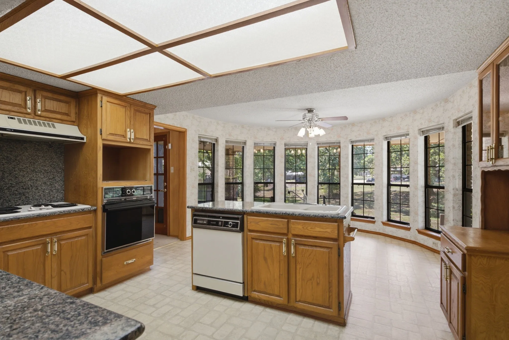 Single Family Residence For Sale in Henderson County , 109 Clover Drive, Gun Barrel City, Texas 75156, 3 Bedroom, 2 Bathroom, 2 Garage spaces, 1,954 Sqft, built in 1986, mls#21362232, Real Estate Agent in Gun Barrel City, Homes For Sale in Henderson county, Homes For Sale in Gun Barrel City, Realtor in Gun Barrel City Texas, Real Estate Brokerage Independent Realty Texas, Luminita Cordes Realtor